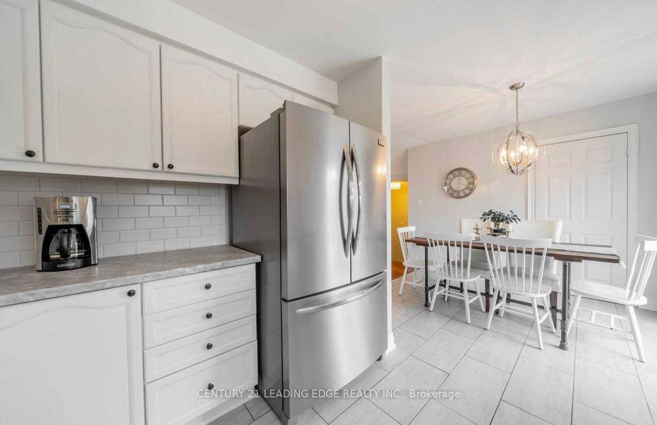 Photo 4 of 1604 Sarasota Crescent, Oshawa, Samac — HOMEH