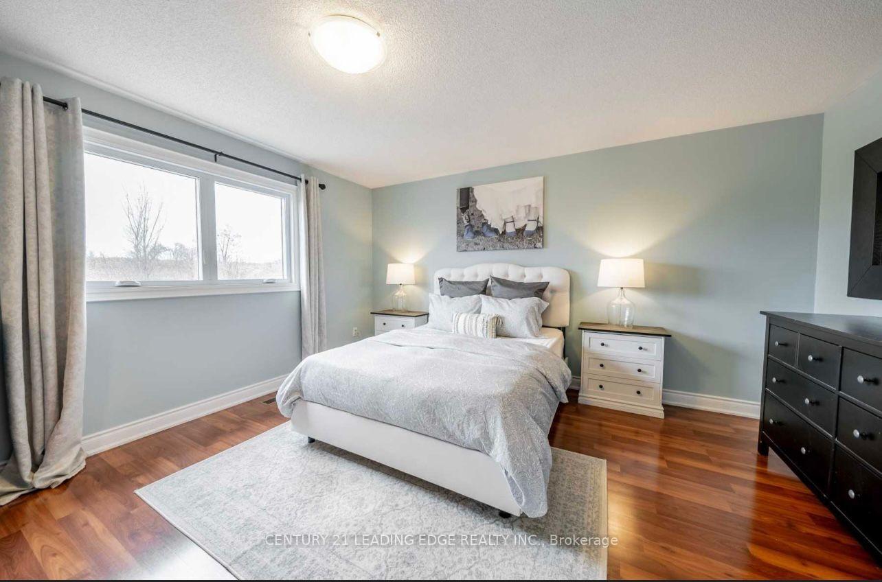 Photo 8 of 1604 Sarasota Crescent, Oshawa, Samac — HOMEH
