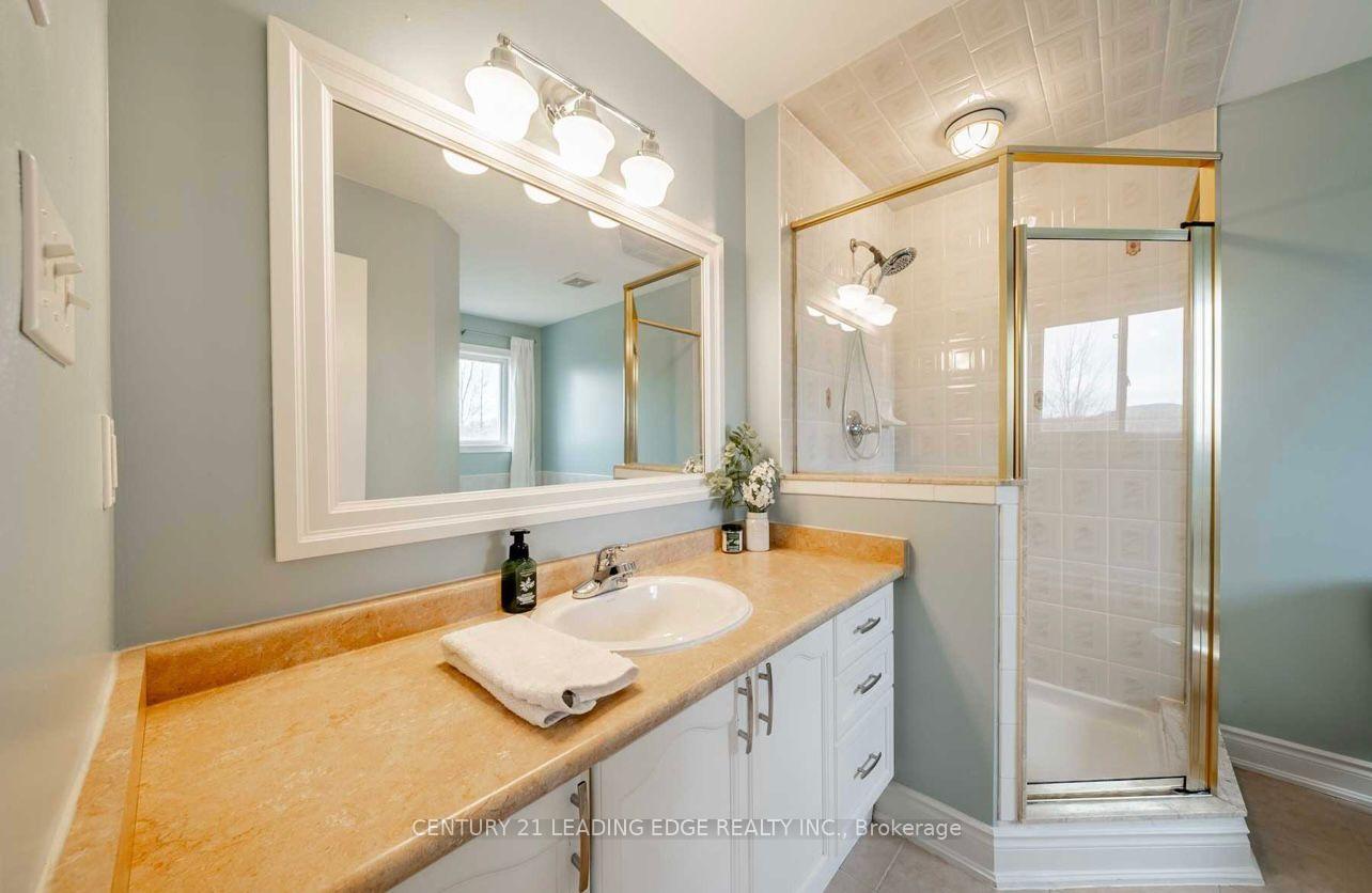Photo 9 of 1604 Sarasota Crescent, Oshawa, Samac — HOMEH