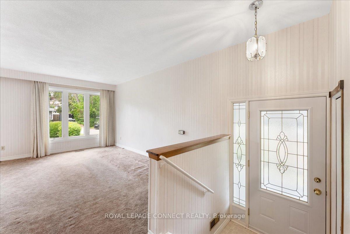 Photo 4 of 725 Hillview Crescent, Pickering, West Shore — HOMEH