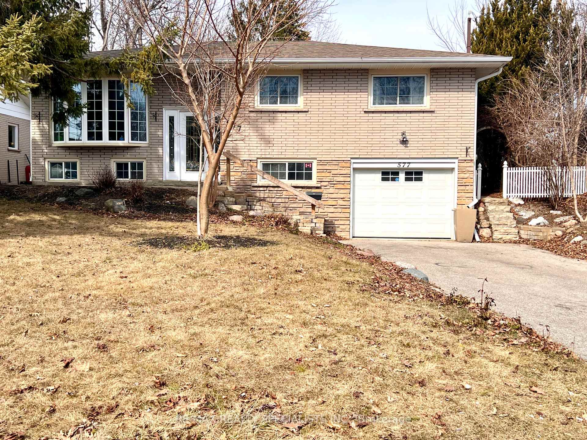 Front of 577 Oshawa Boulevard N