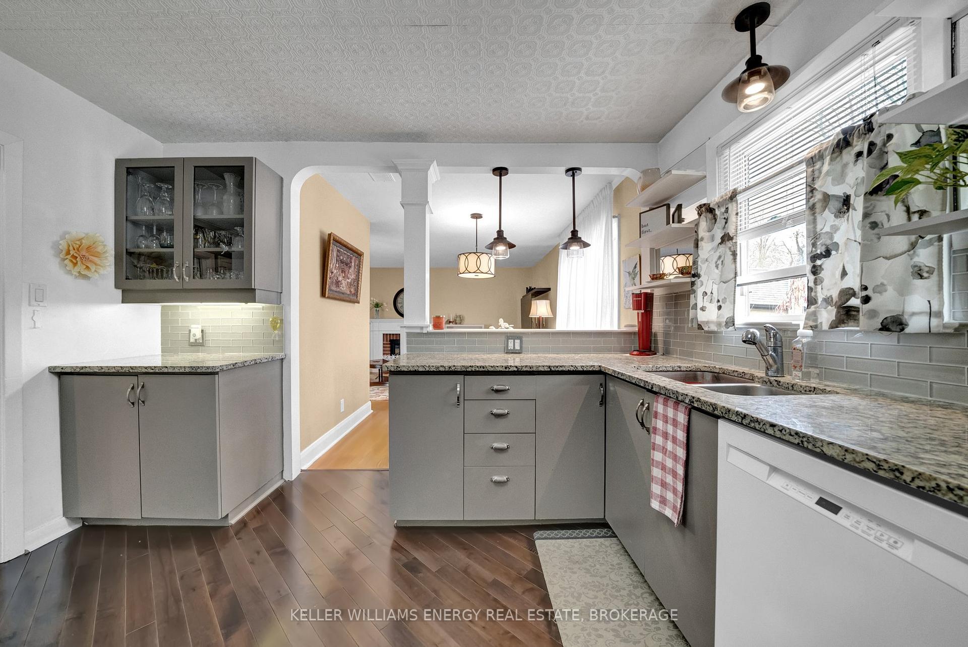 Photo 7 of 86 Rossland Road E, Oshawa, Centennial — HOMEH