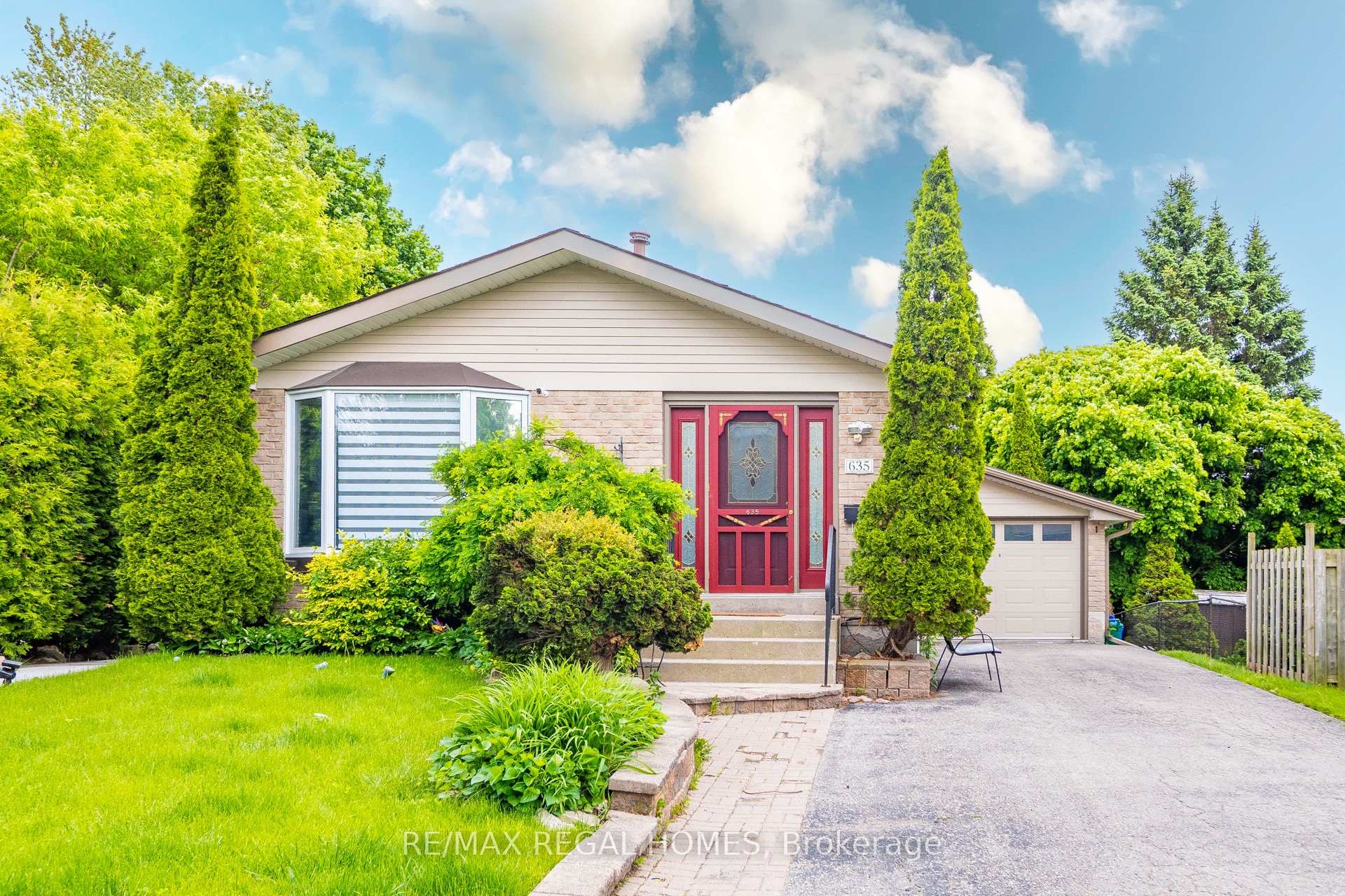 Front of 635 Capilano Crescent