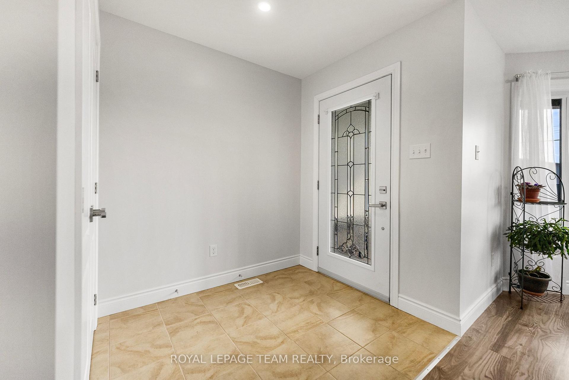 Photo 11 of 429 Gillan Road, Renfrew — HOMEH