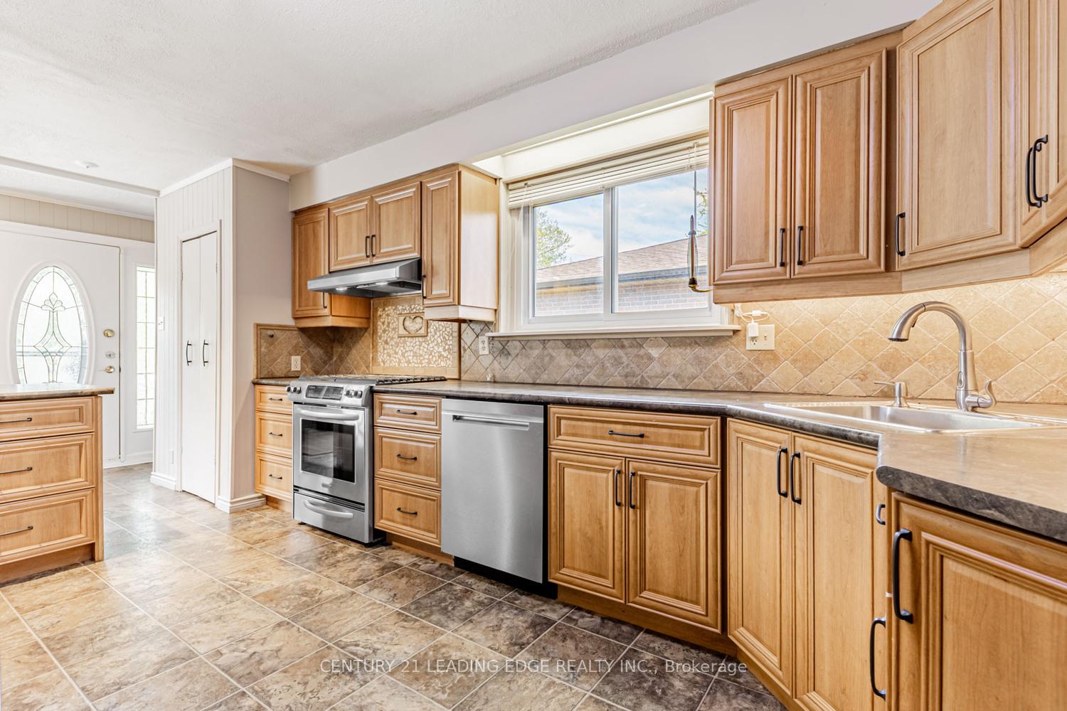 Photo 3 of 818 Sanok Drive, Pickering, West Shore — HOMEH
