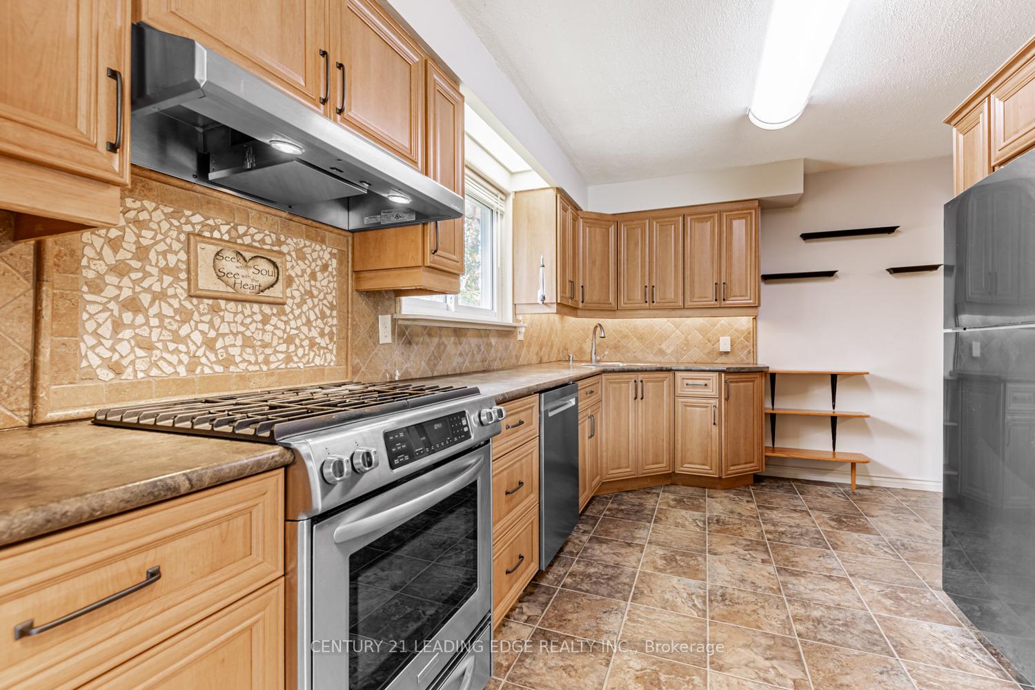 Photo 4 of 818 Sanok Drive, Pickering, West Shore — HOMEH