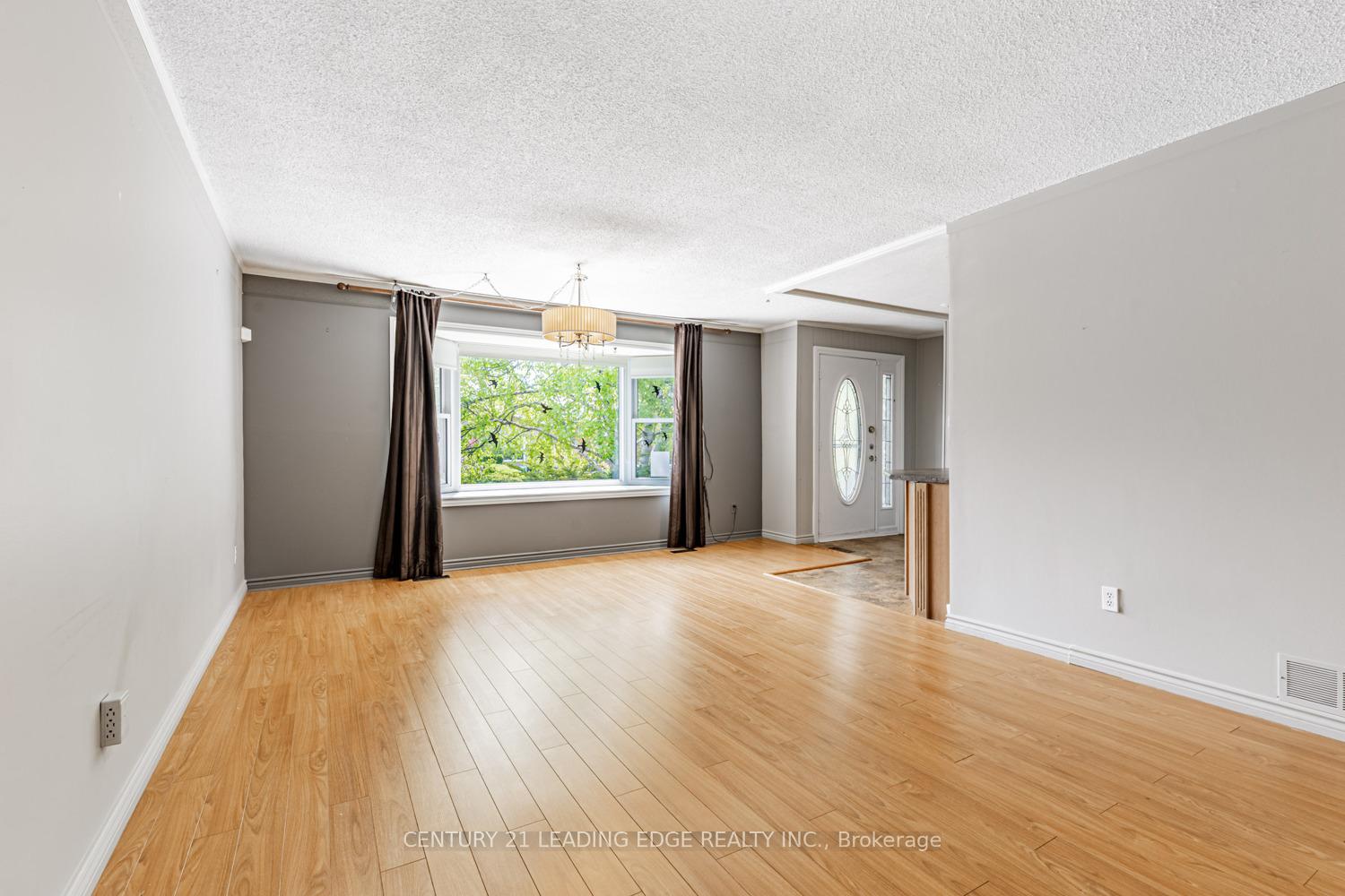 Photo 7 of 818 Sanok Drive, Pickering, West Shore — HOMEH