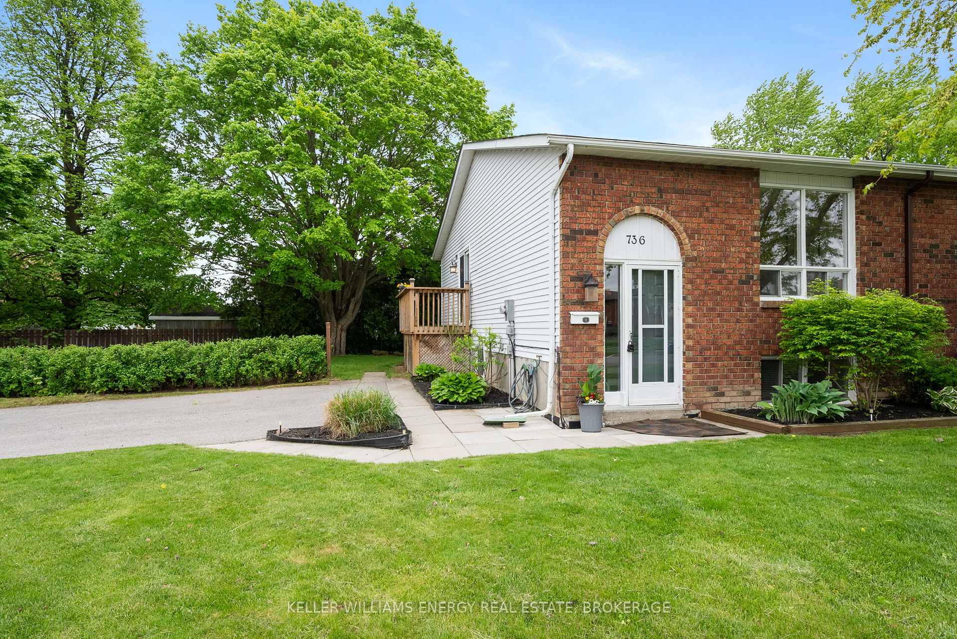 Photo 2 of 736 Cricklewood Drive, Oshawa, Pinecrest — HOMEH