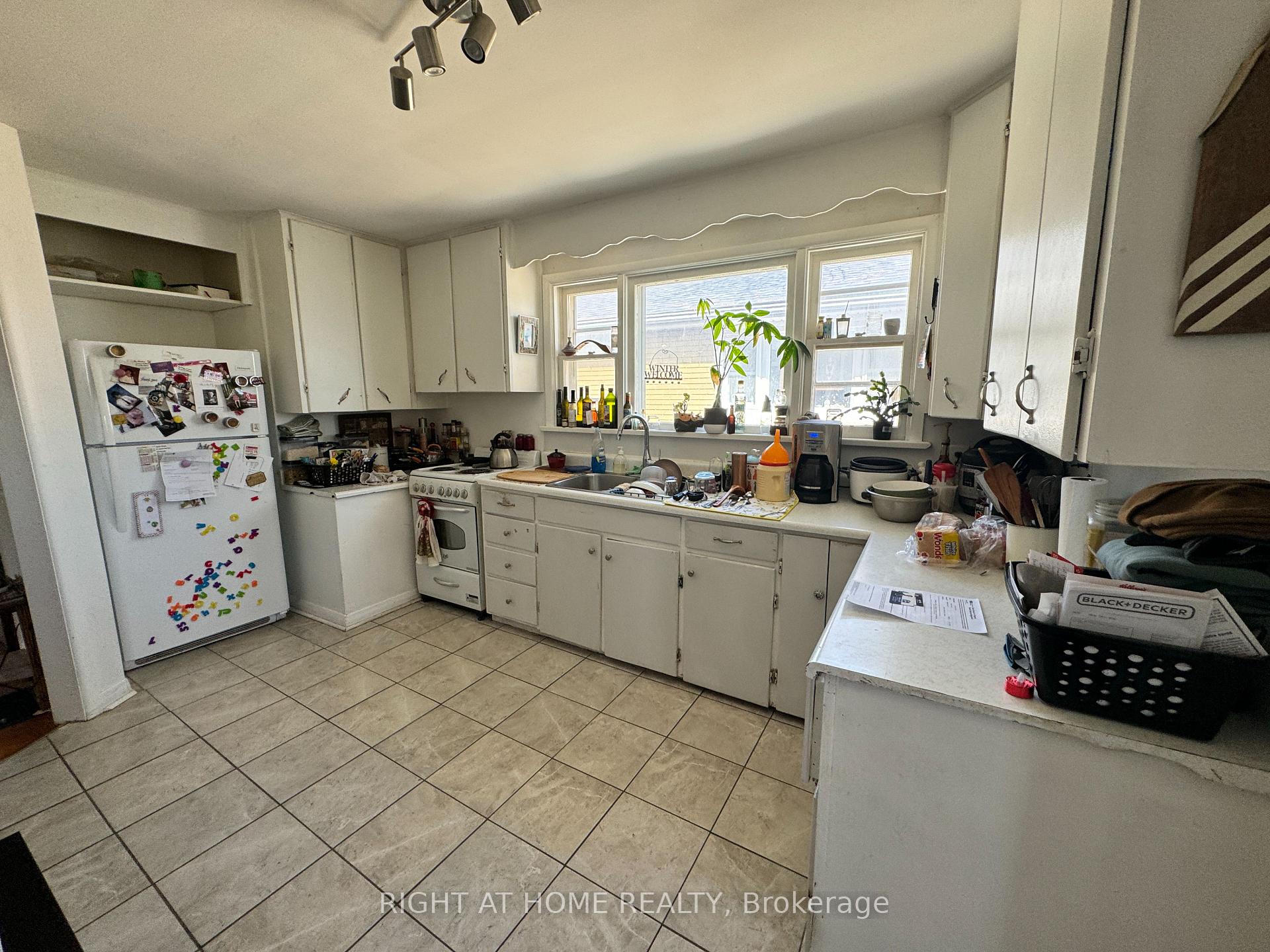 Photo 6 of 582 MacDonnell Street, Kingston, East of Sir John A. Blvd — HOMEH