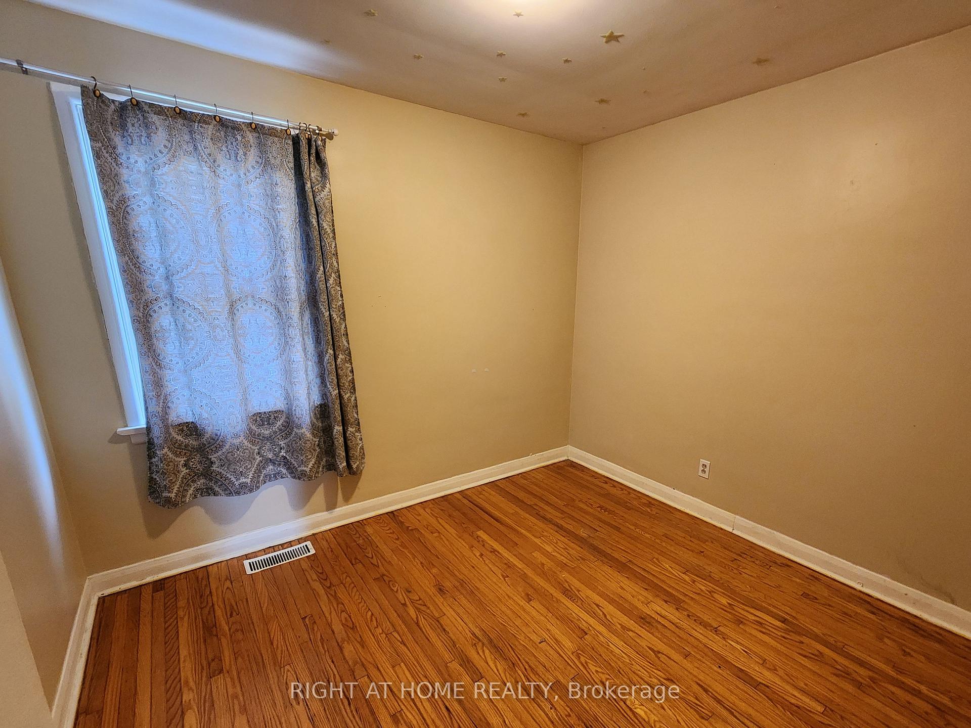 Photo 9 of 582 MacDonnell Street, Kingston, East of Sir John A. Blvd — HOMEH
