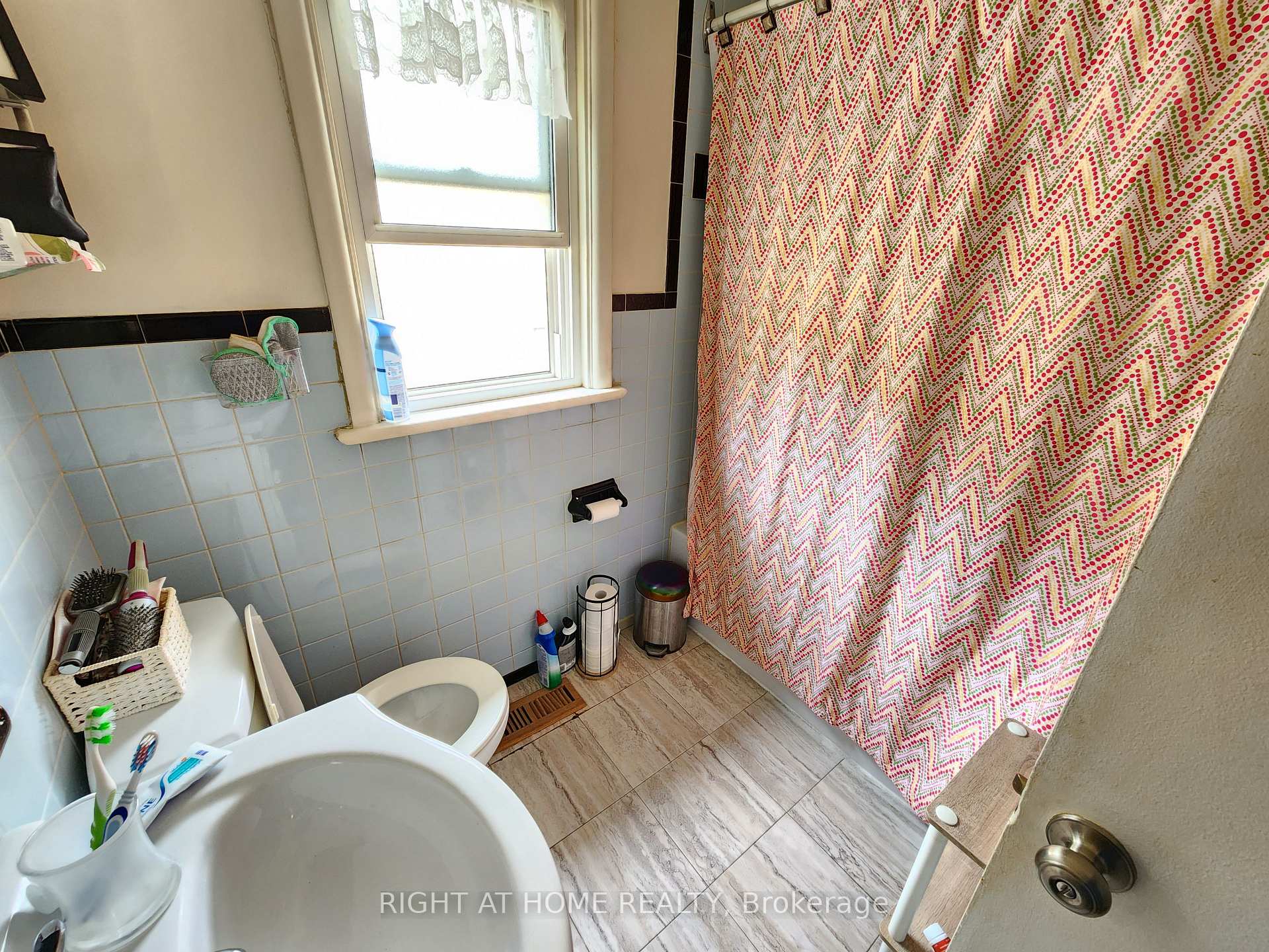 Photo 10 of 582 MacDonnell Street, Kingston, East of Sir John A. Blvd — HOMEH