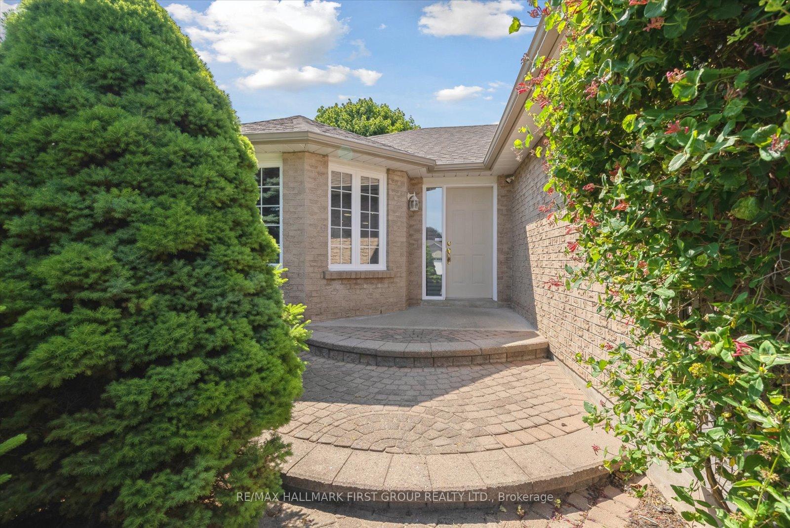 Photo 4 of 1170 Snowberry Court, Oshawa, Pinecrest — HOMEH