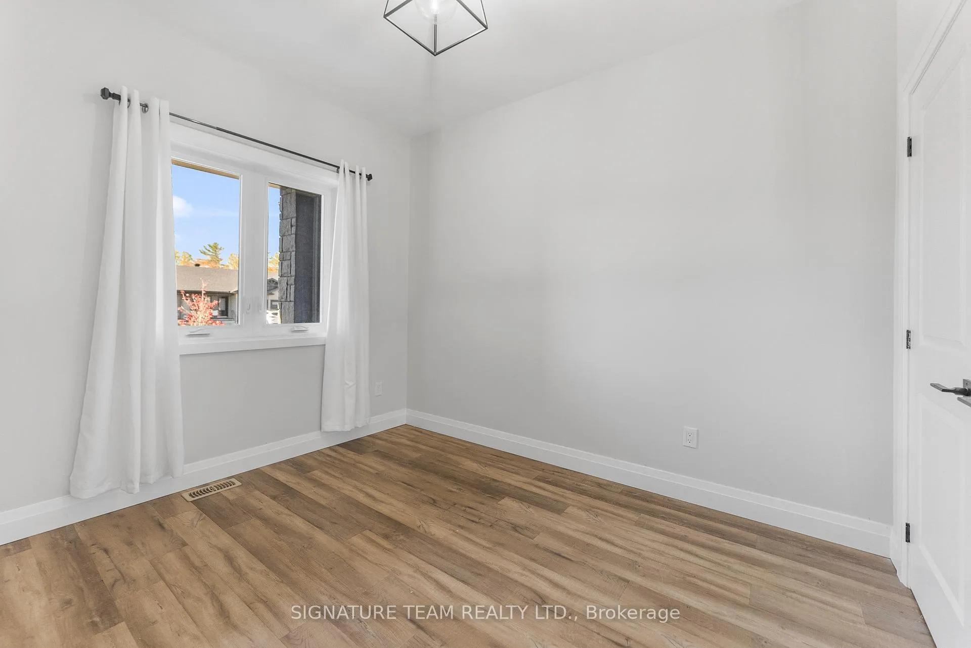 Photo 7 of 311 Forestview Crescent, Renfrew — HOMEH