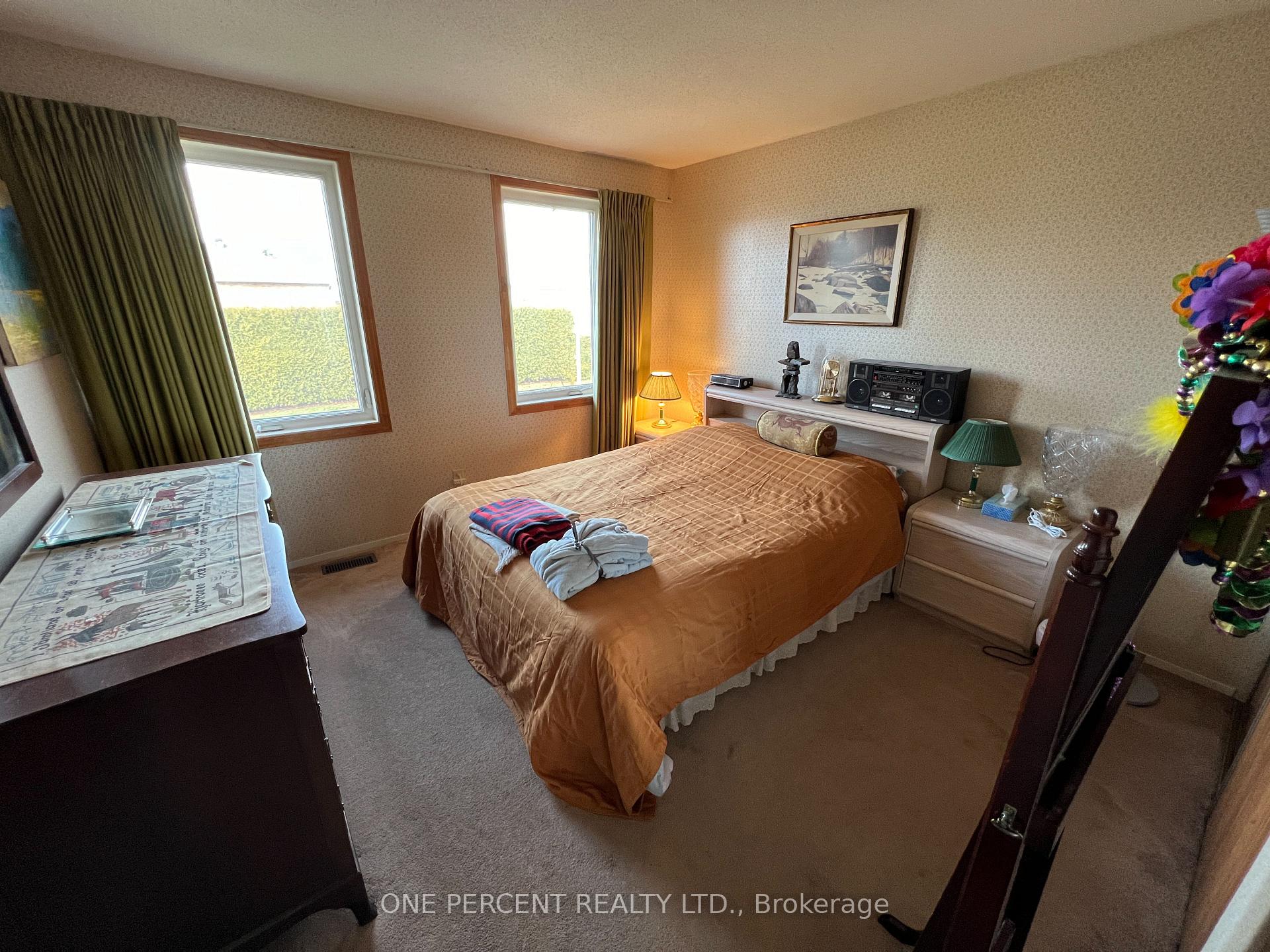 Photo 8 of 1307 Turner Crescent, Ottawa, Bilberry Creek/Queenswood Heights — HOMEH