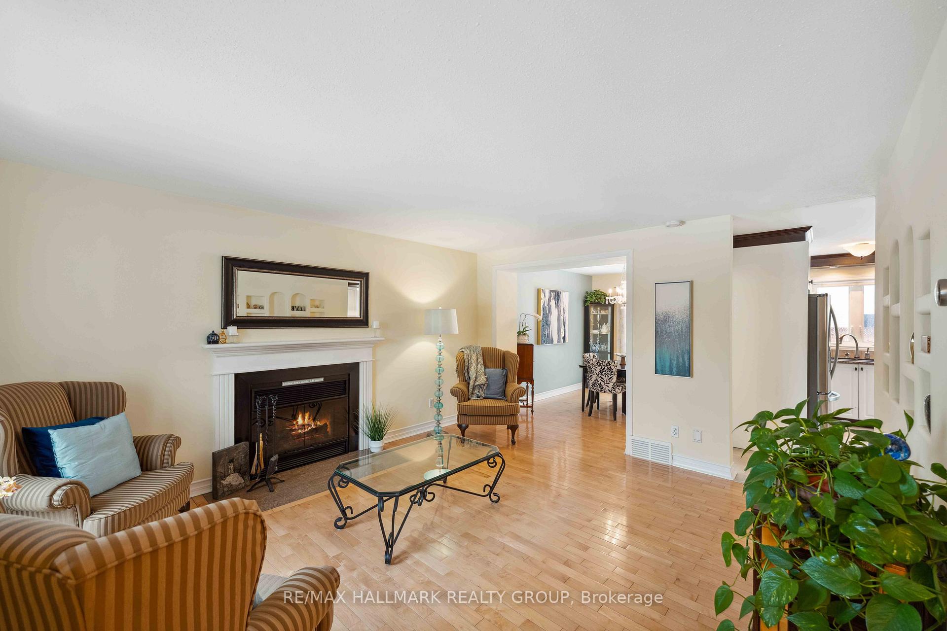 Photo 4 of 602 Wilkie Drive, Ottawa, Fallingbrook/Pineridge — HOMEH