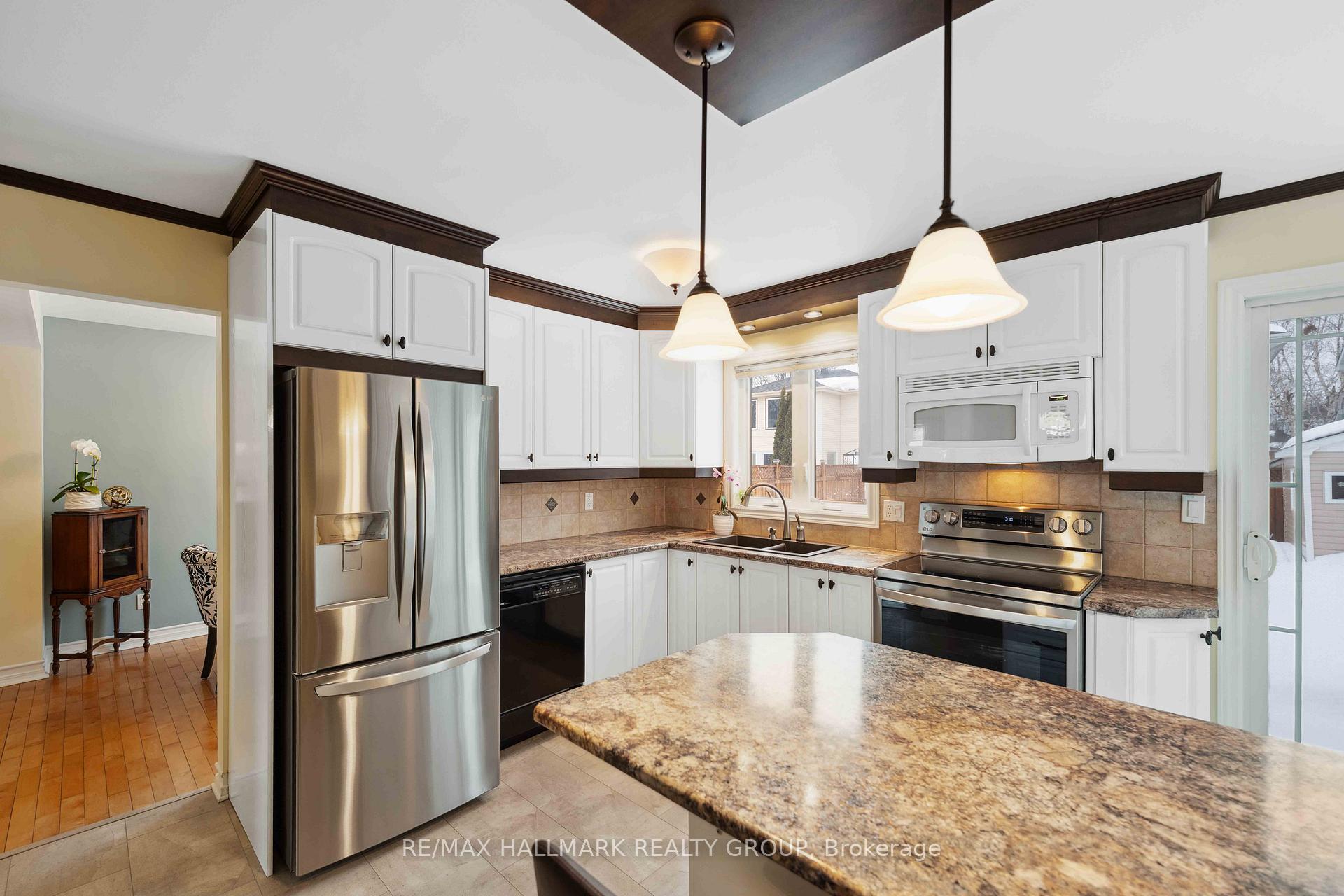 Photo 11 of 602 Wilkie Drive, Ottawa, Fallingbrook/Pineridge — HOMEH