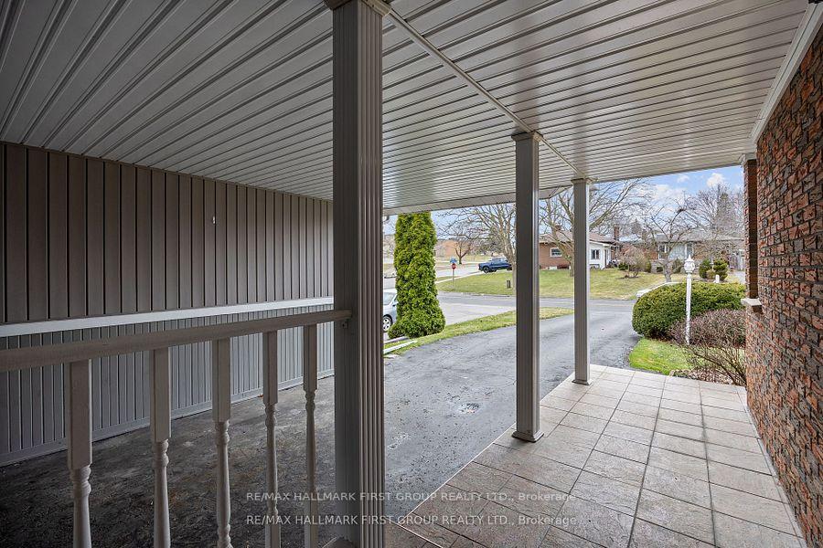 Photo 4 of 526 Juliana Drive, Oshawa, O'Neill — HOMEH