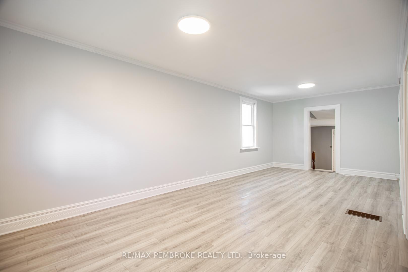 Photo 11 of 507 Moore Street, Renfrew — HOMEH