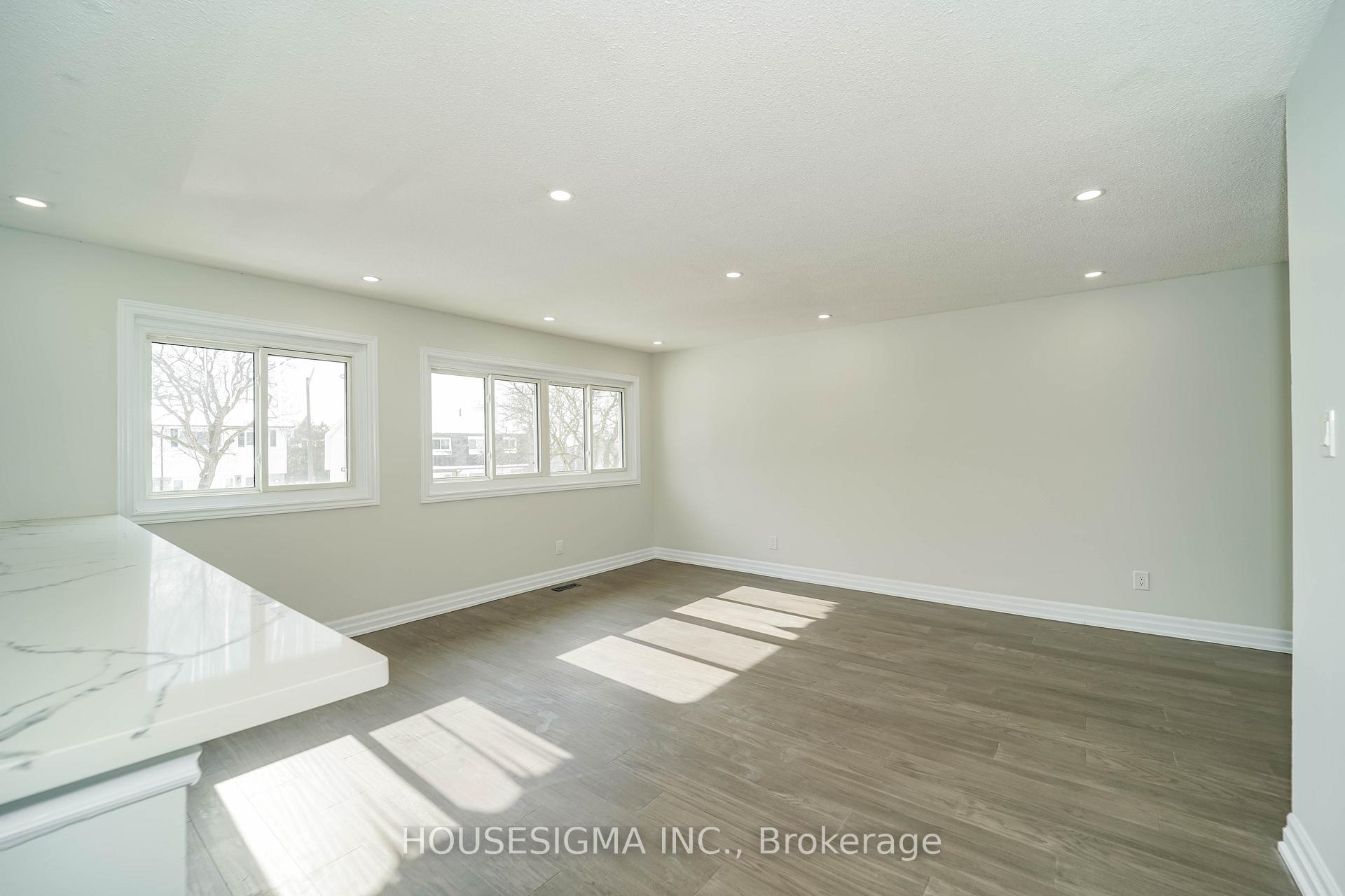 Photo 4 of 372 Daytona Court, Oshawa, Samac — HOMEH