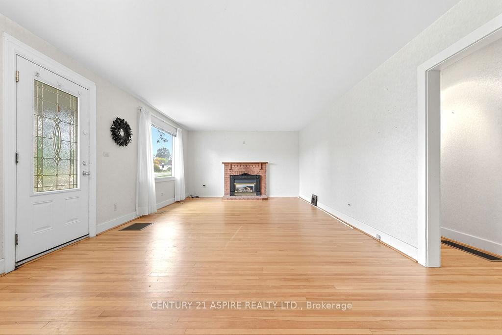 Photo 13 of 214 Munroe Avenue E, Renfrew — HOMEH