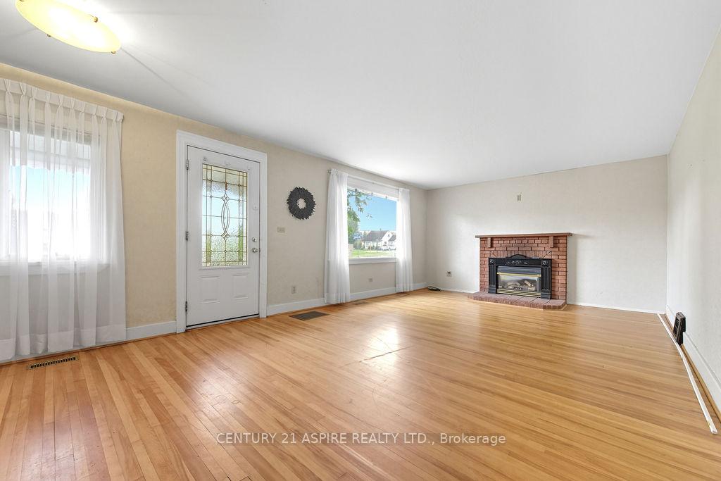 Photo 14 of 214 Munroe Avenue E, Renfrew — HOMEH