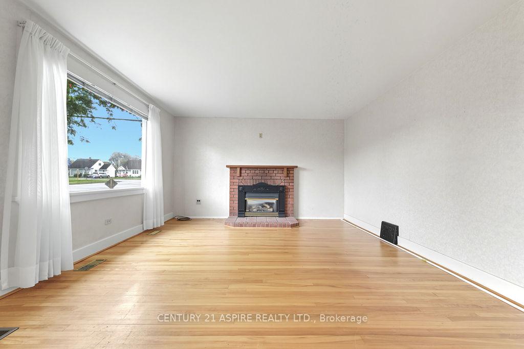 Photo 16 of 214 Munroe Avenue E, Renfrew — HOMEH