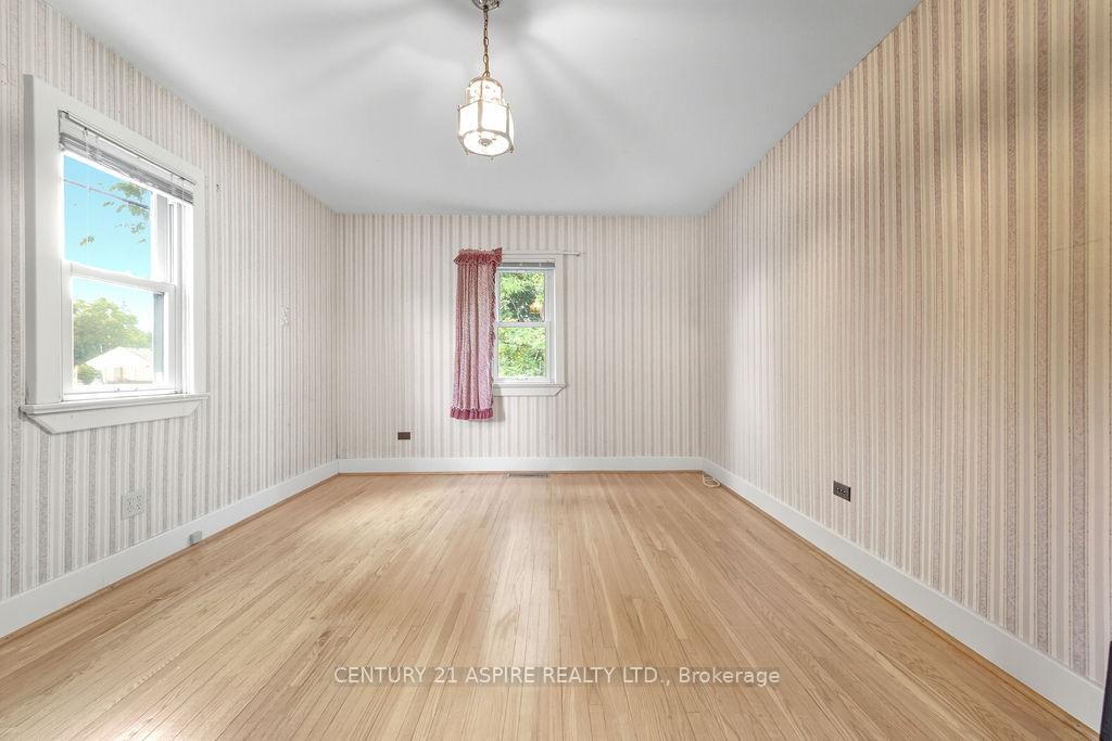 Photo 31 of 214 Munroe Avenue E, Renfrew — HOMEH