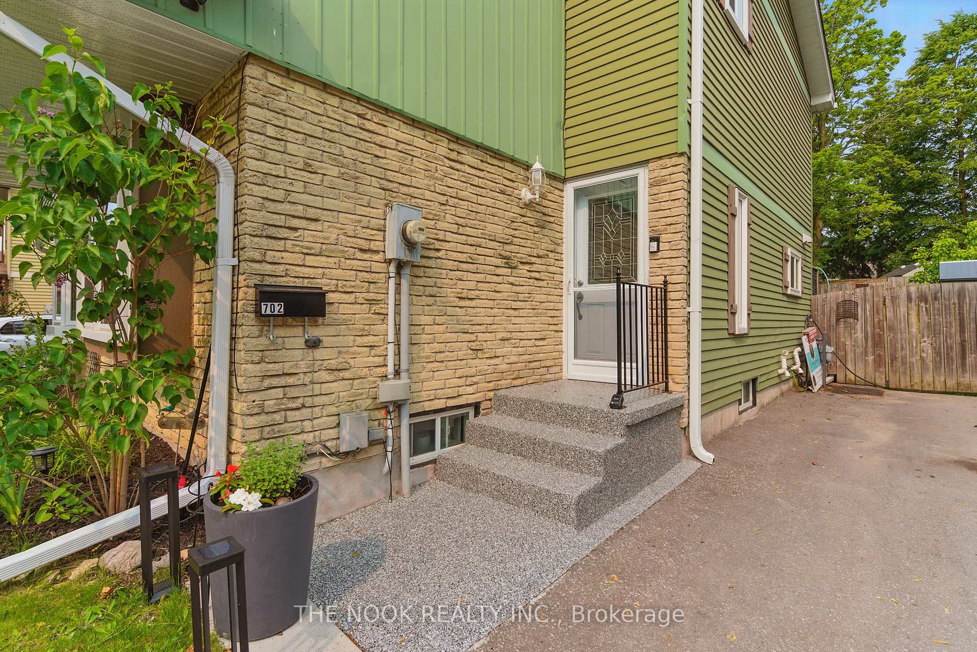 Photo 2 of 702 Hillcroft Street, Oshawa, Eastdale — HOMEH