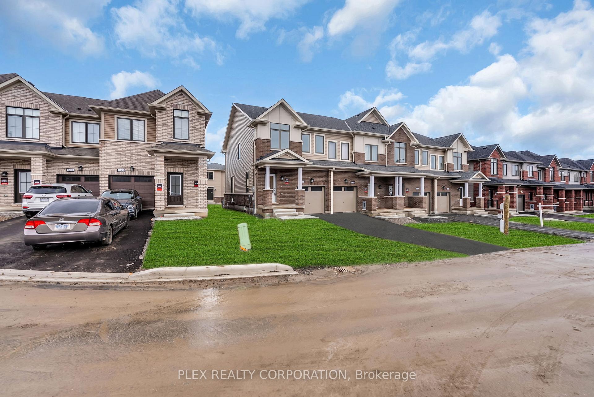 Photo 3 of 681 Ribstone Court, Oshawa, Pinecrest — HOMEH
