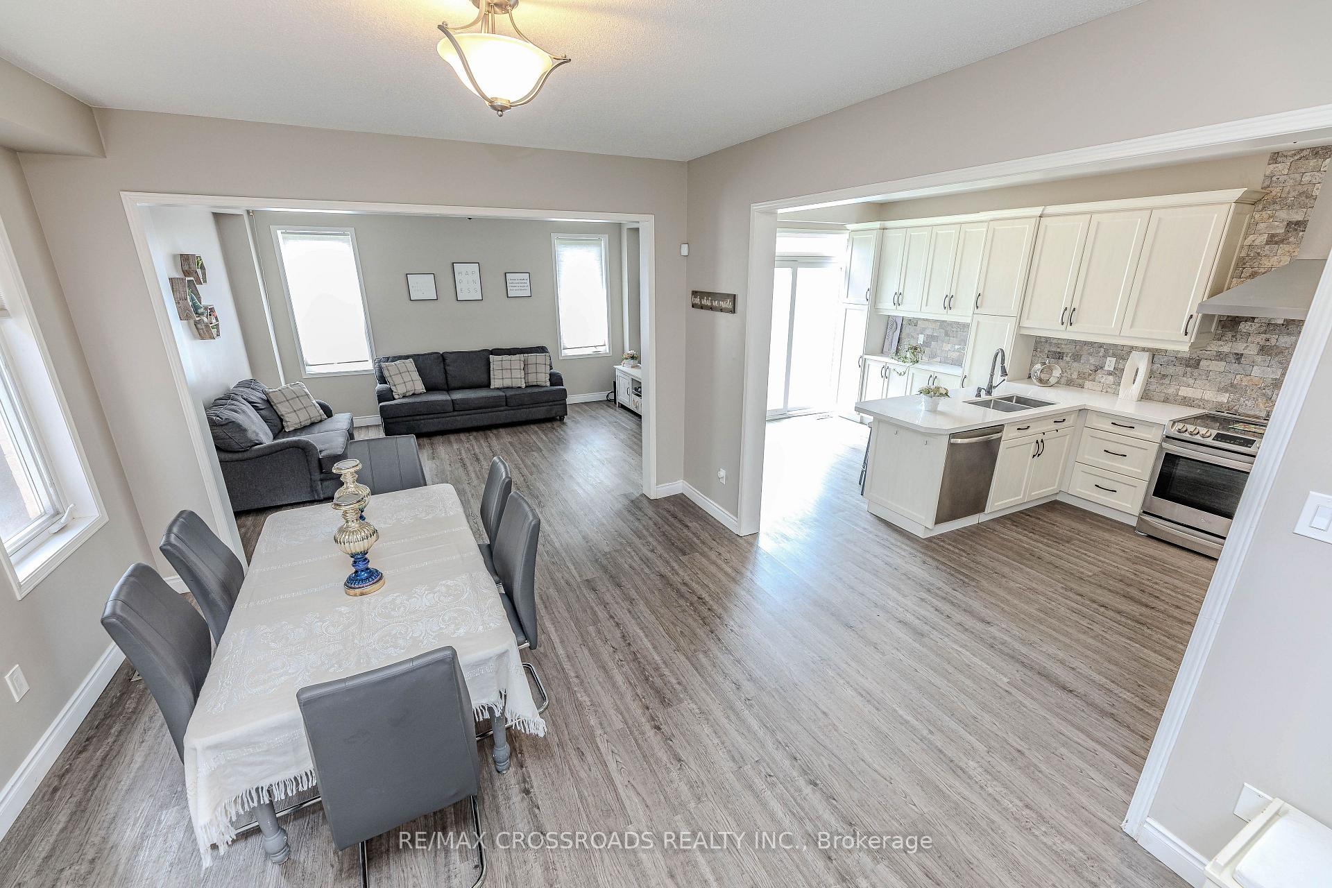 Photo 18 of 467 Rougewalk Drive, Pickering, Rouge Park — HOMEH