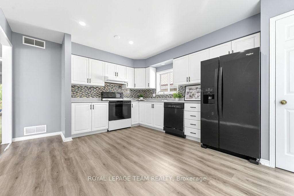 Photo 15 of 218 Cameron Avenue, Renfrew — HOMEH