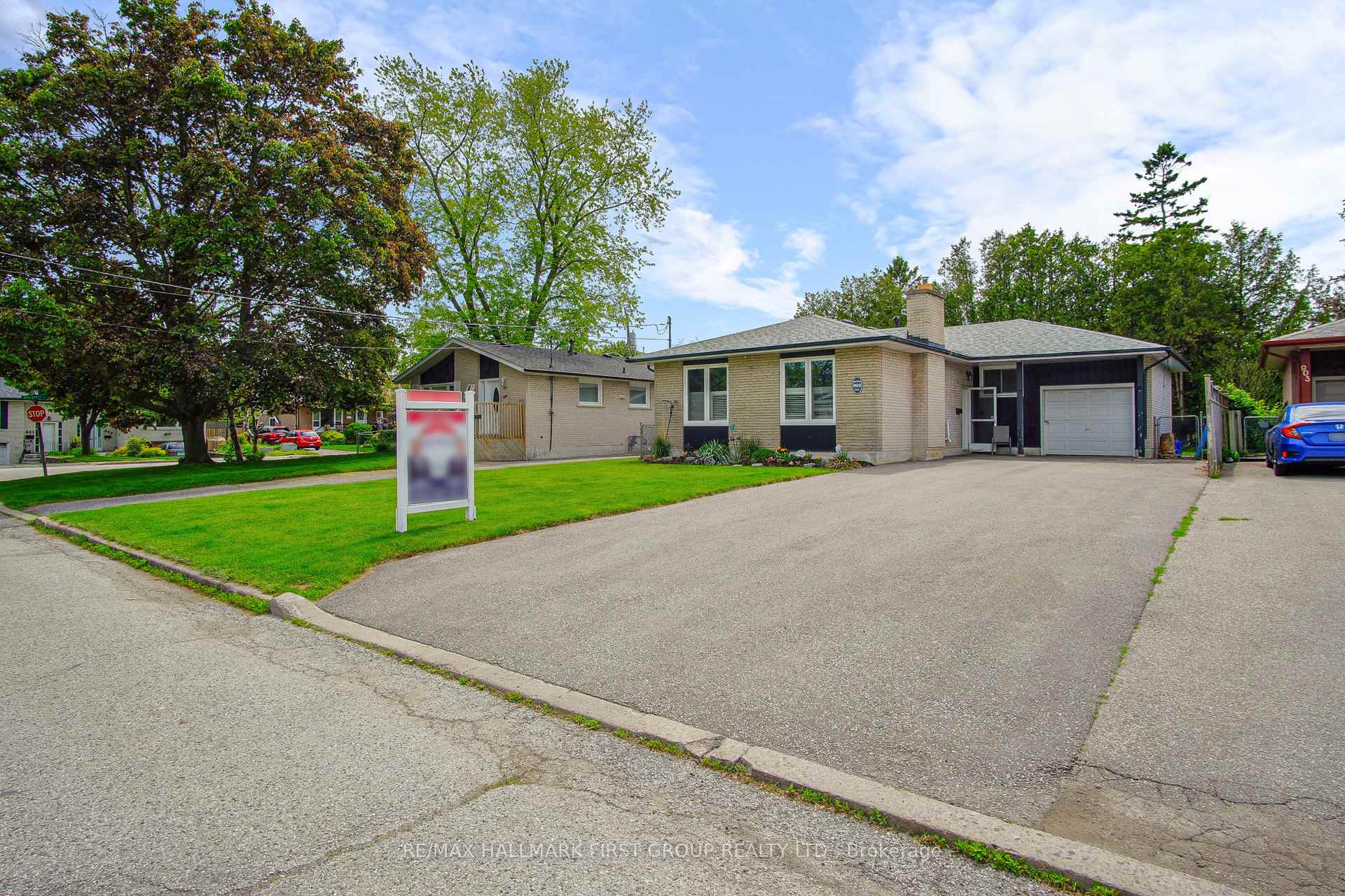 Photo 2 of 905 Marinet Crescent, Pickering, West Shore — HOMEH