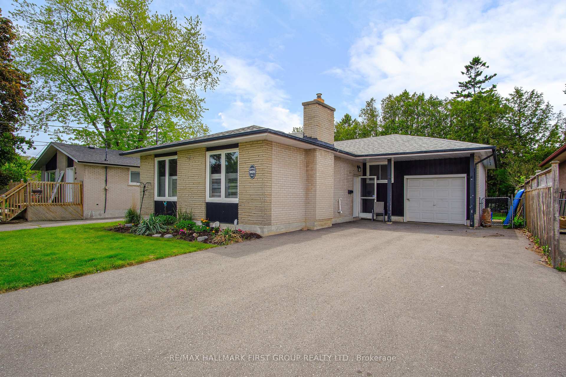 Photo 3 of 905 Marinet Crescent, Pickering, West Shore — HOMEH