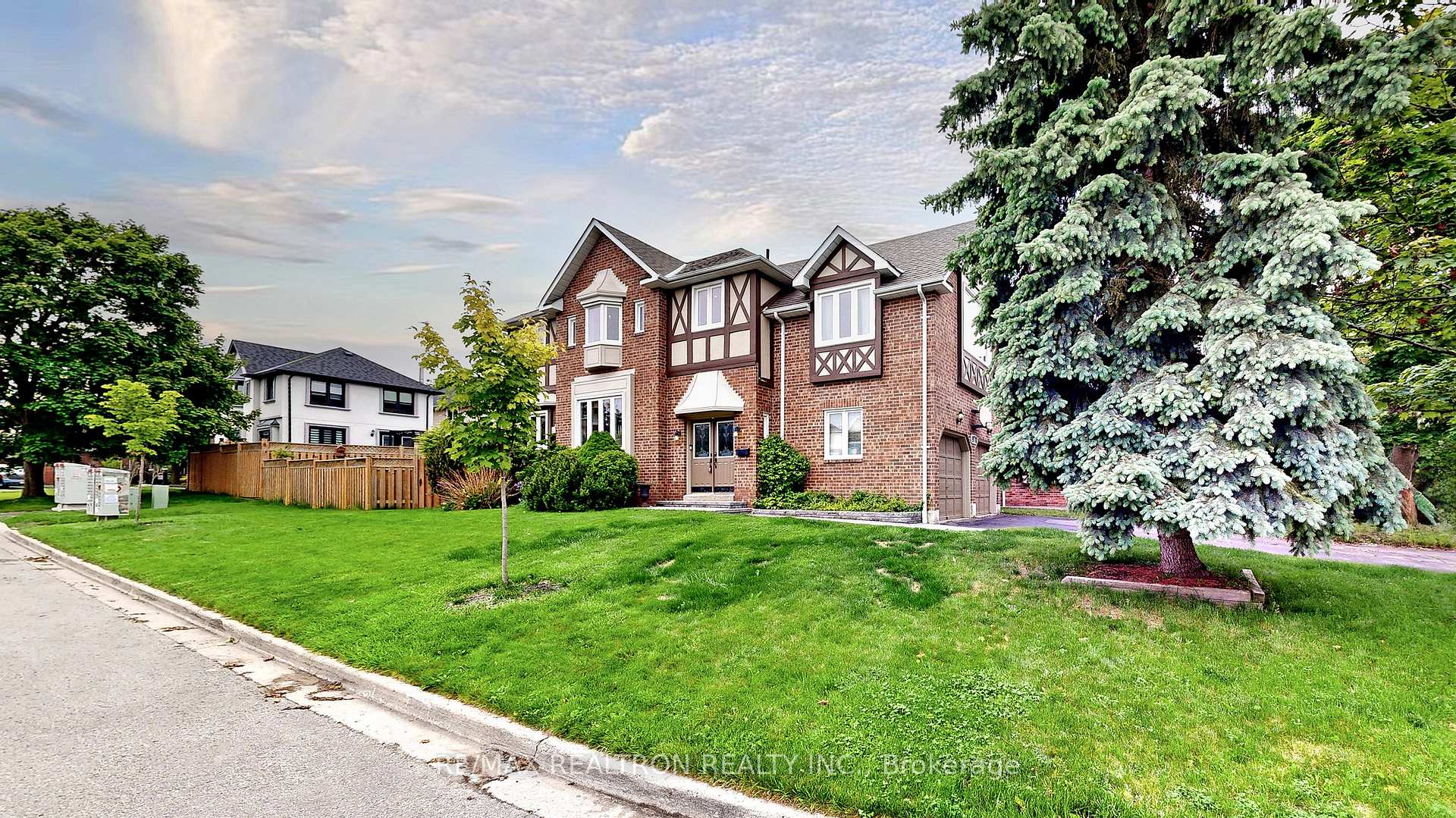 Photo 5 of 978 Redbird Crescent, Pickering, Liverpool — HOMEH