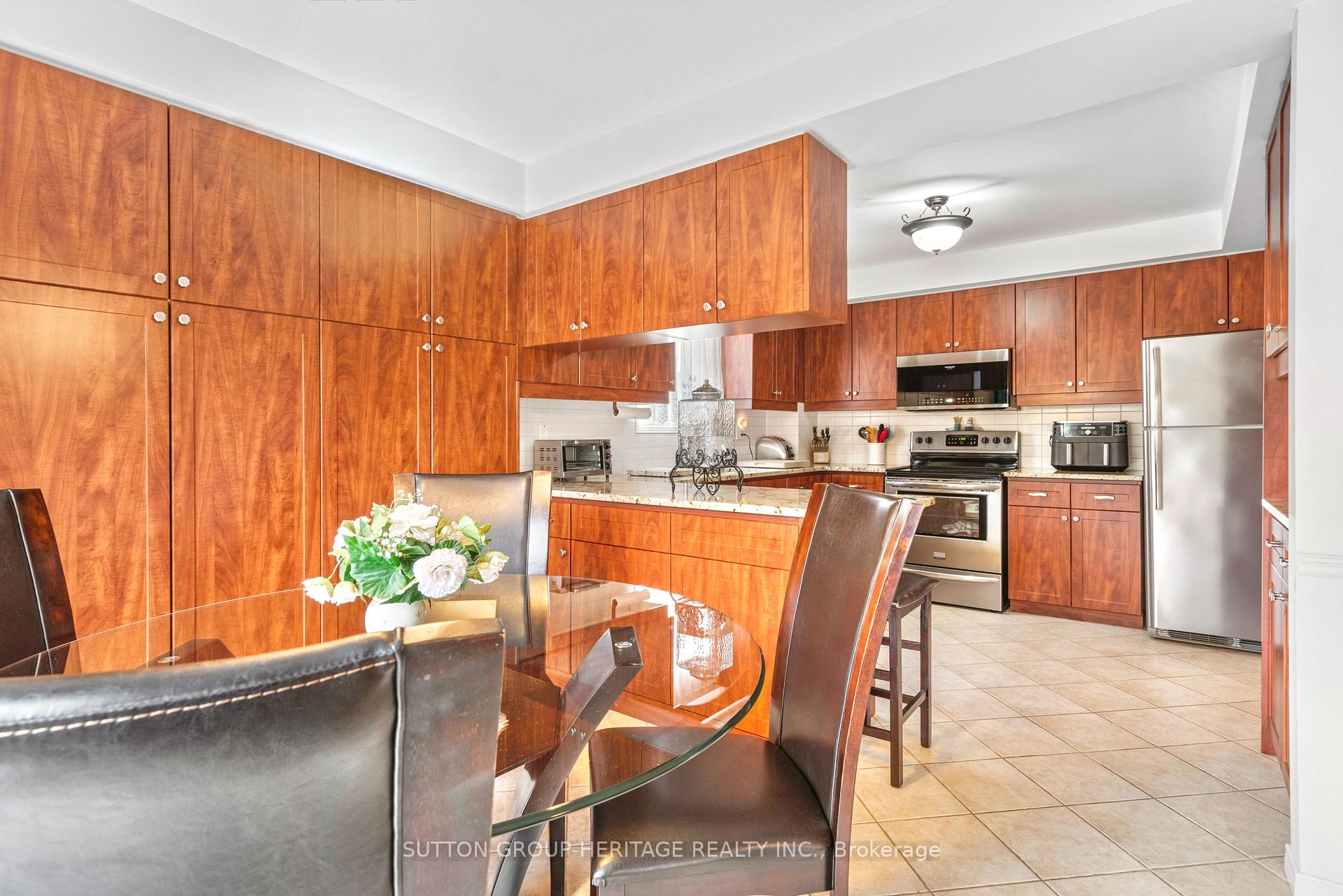 Photo 2 of 943 Gablehurst Crescent, Pickering, Liverpool — HOMEH