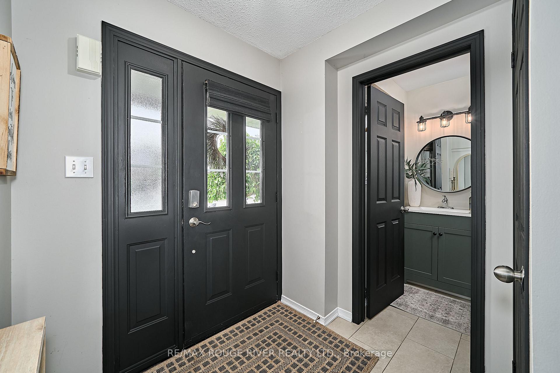 Photo 5 of 656 Woodmount Crescent, Oshawa, Samac — HOMEH