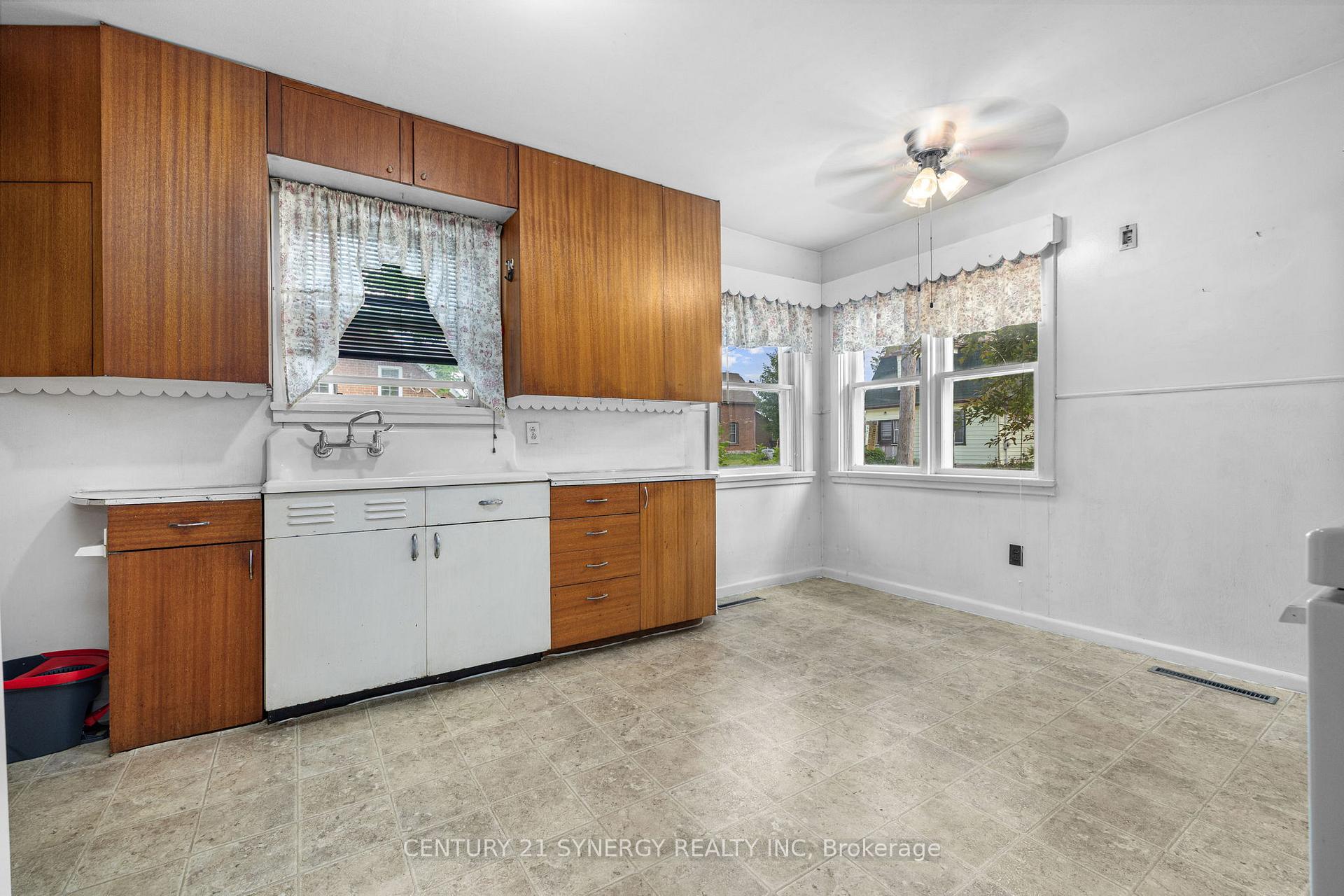 Photo 11 of 47 Queen Street S, Renfrew — HOMEH