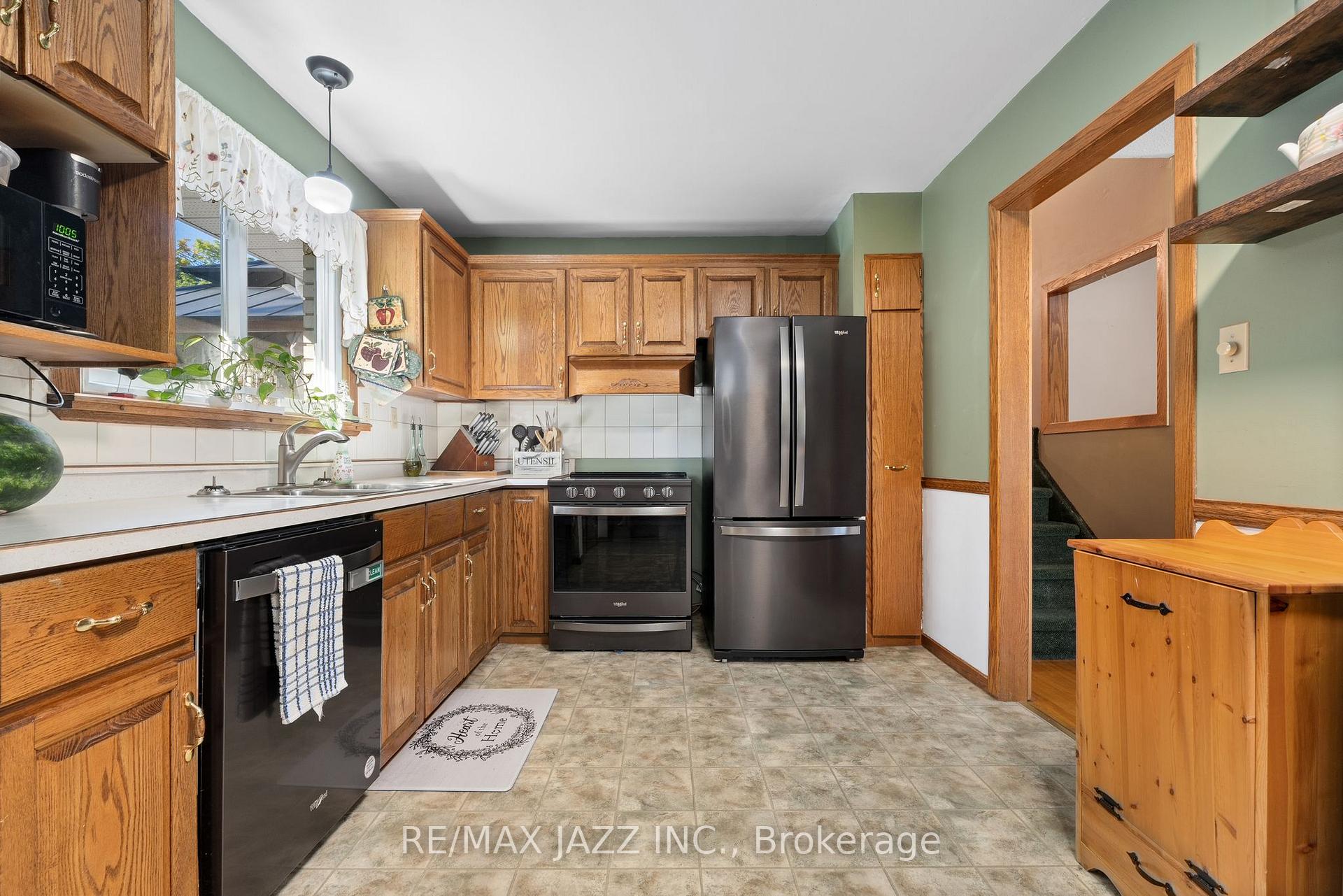Photo 10 of 31 Edgeview Drive, Quinte West, Trenton Ward — HOMEH