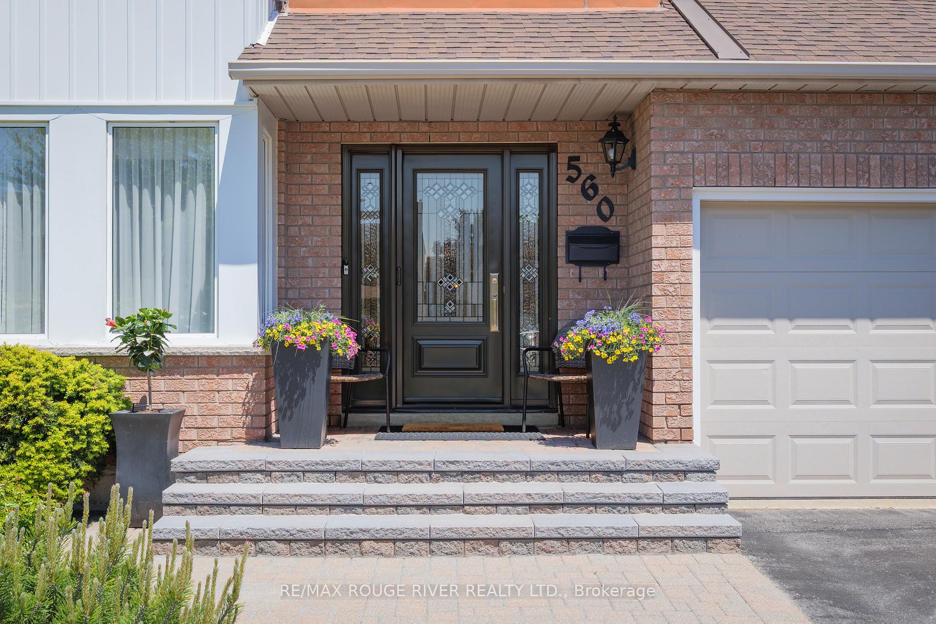 Photo 2 of 560 Ashfield Court, Pickering, Amberlea — HOMEH