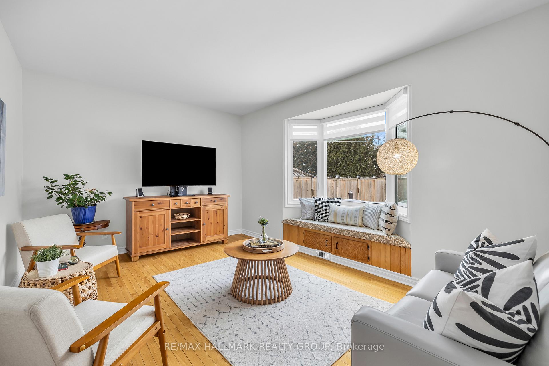 Photo 4 of 1367 Caravel Crescent N, Ottawa, Bilberry Creek/Queenswood Heights — HOMEH