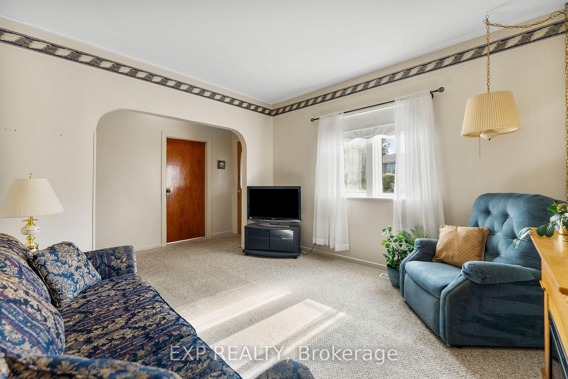 Photo 3 of 351 Lynn Street, Renfrew — HOMEH