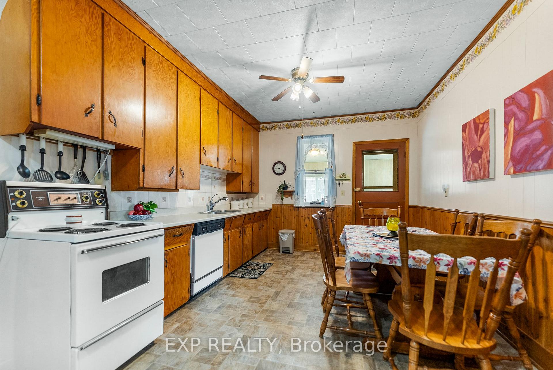 Photo 6 of 351 Lynn Street, Renfrew — HOMEH