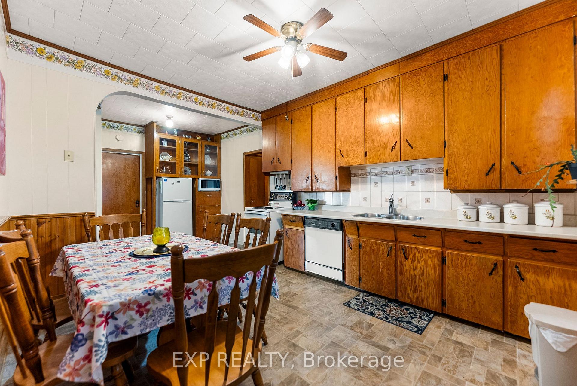 Photo 8 of 351 Lynn Street, Renfrew — HOMEH