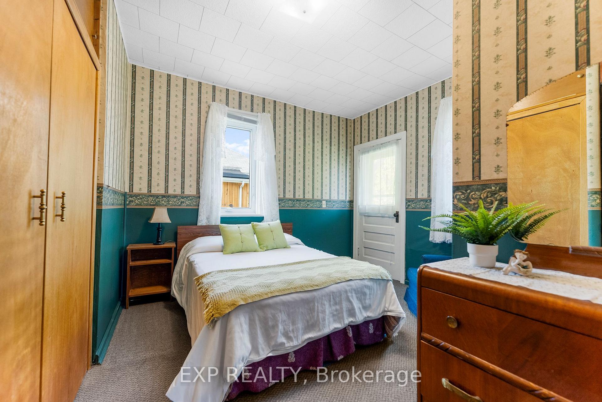 Photo 10 of 351 Lynn Street, Renfrew — HOMEH