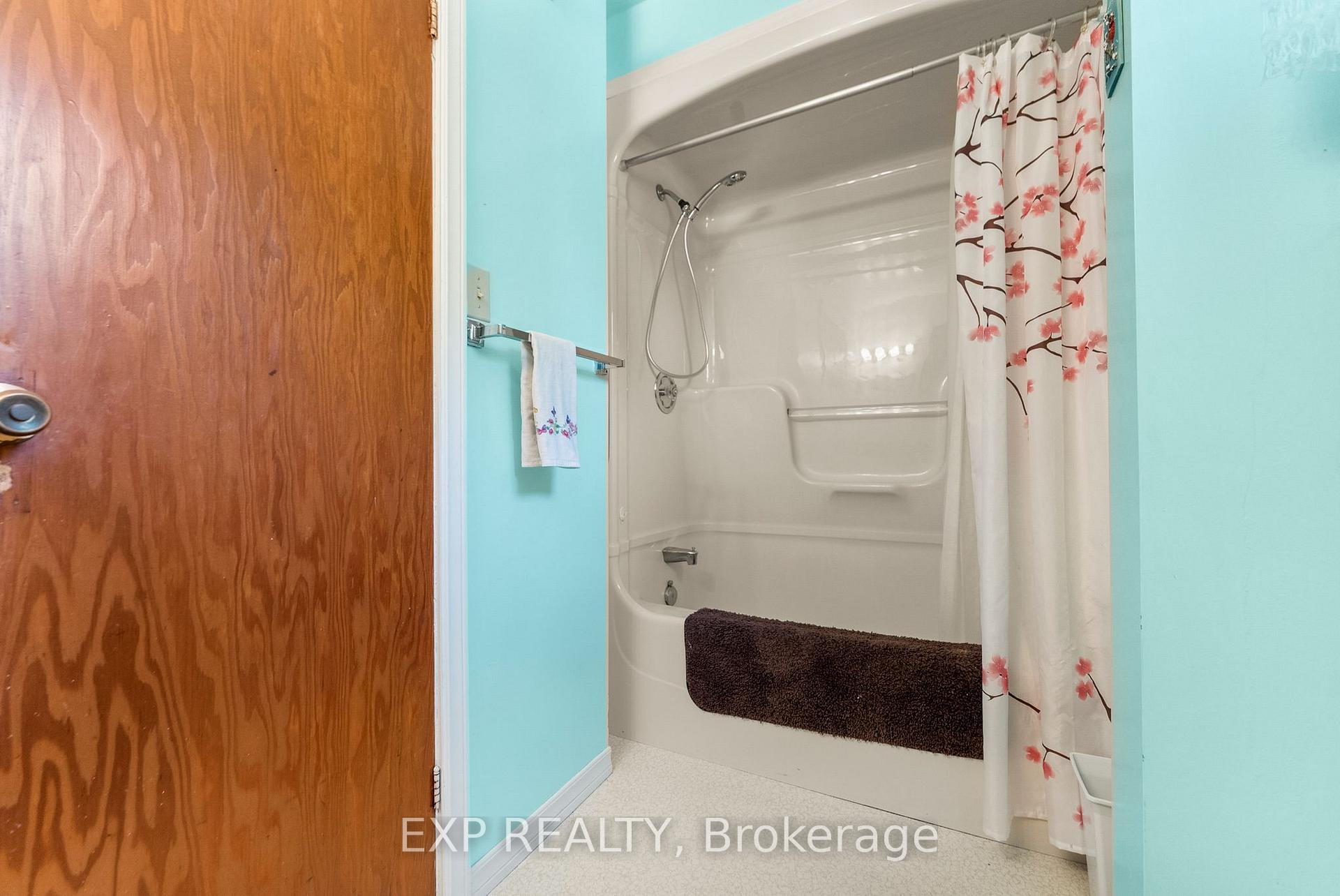 Photo 14 of 351 Lynn Street, Renfrew — HOMEH