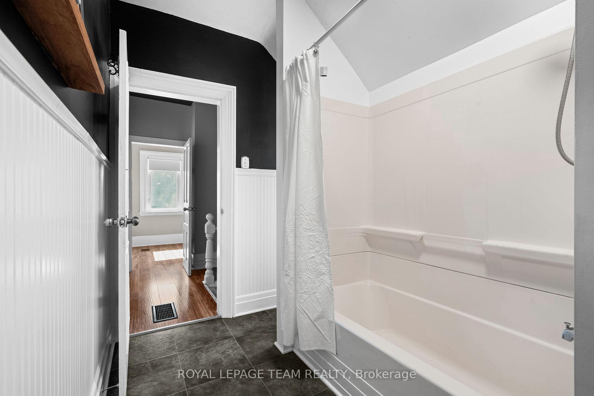 Photo 23 of 57 Lochiel Street S, Renfrew — HOMEH