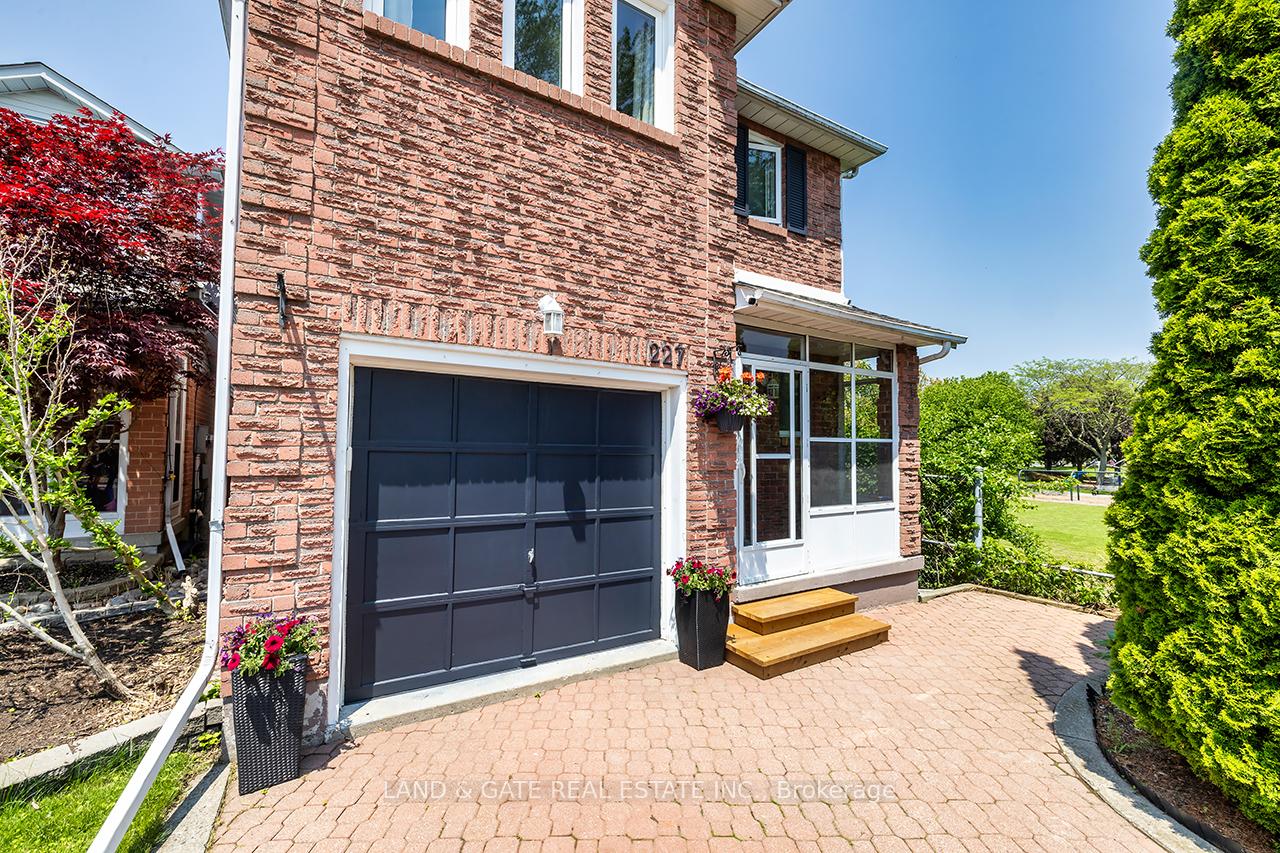 Photo 3 of 227 Lichen Crescent, Oshawa, McLaughlin — HOMEH