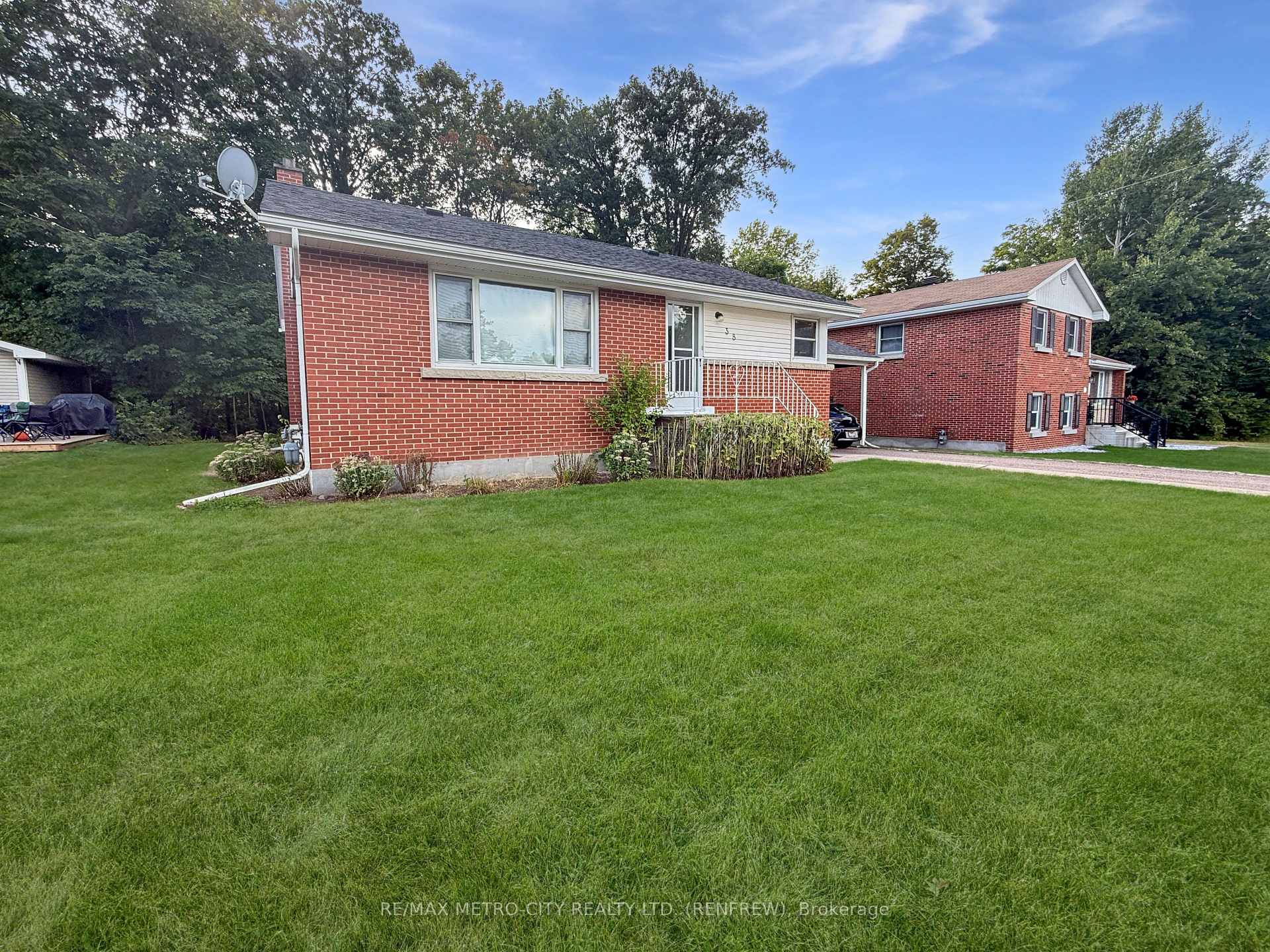 Photo 2 of 38 Francis Street S, Renfrew — HOMEH