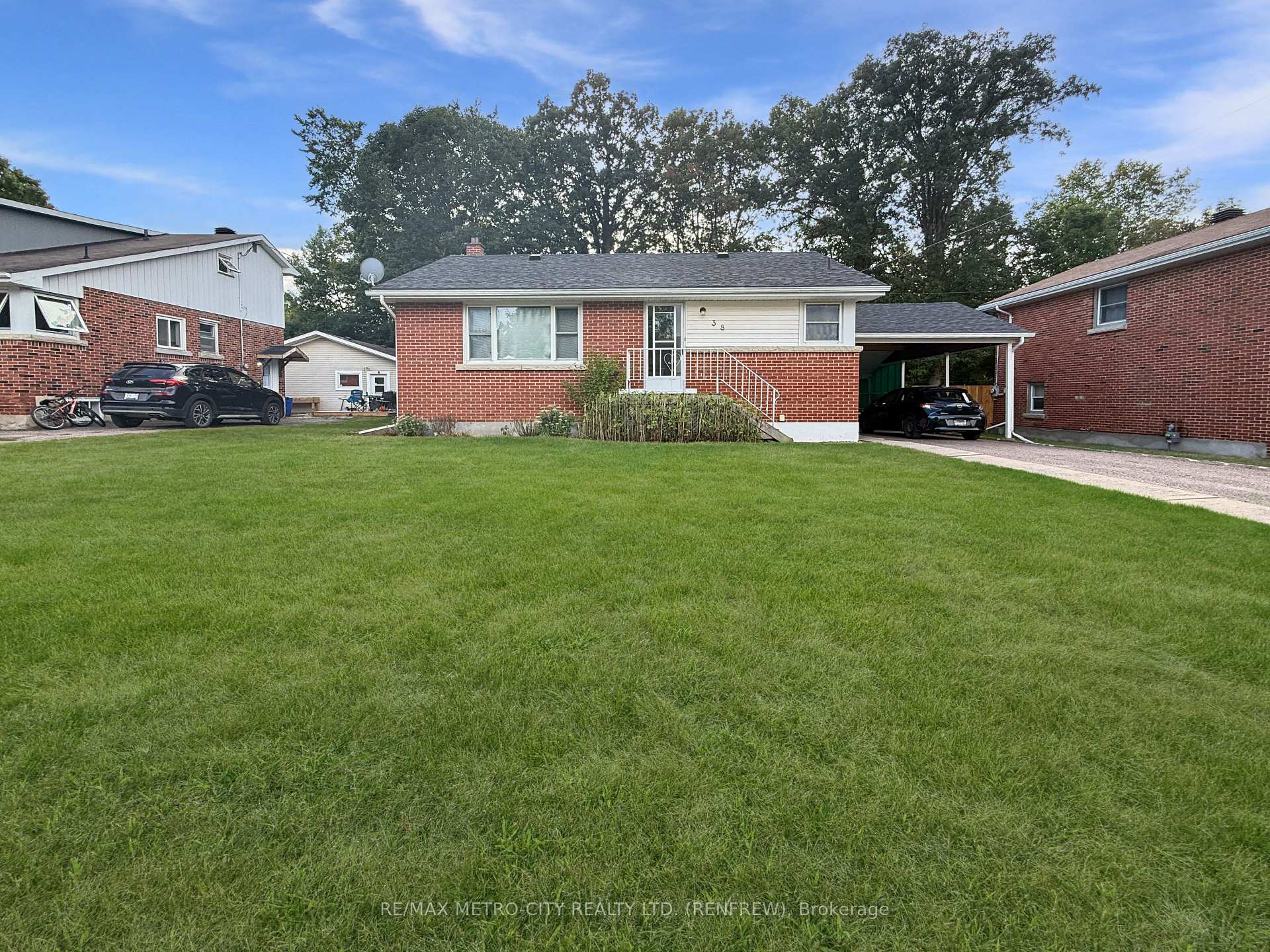 Photo 3 of 38 Francis Street S, Renfrew — HOMEH