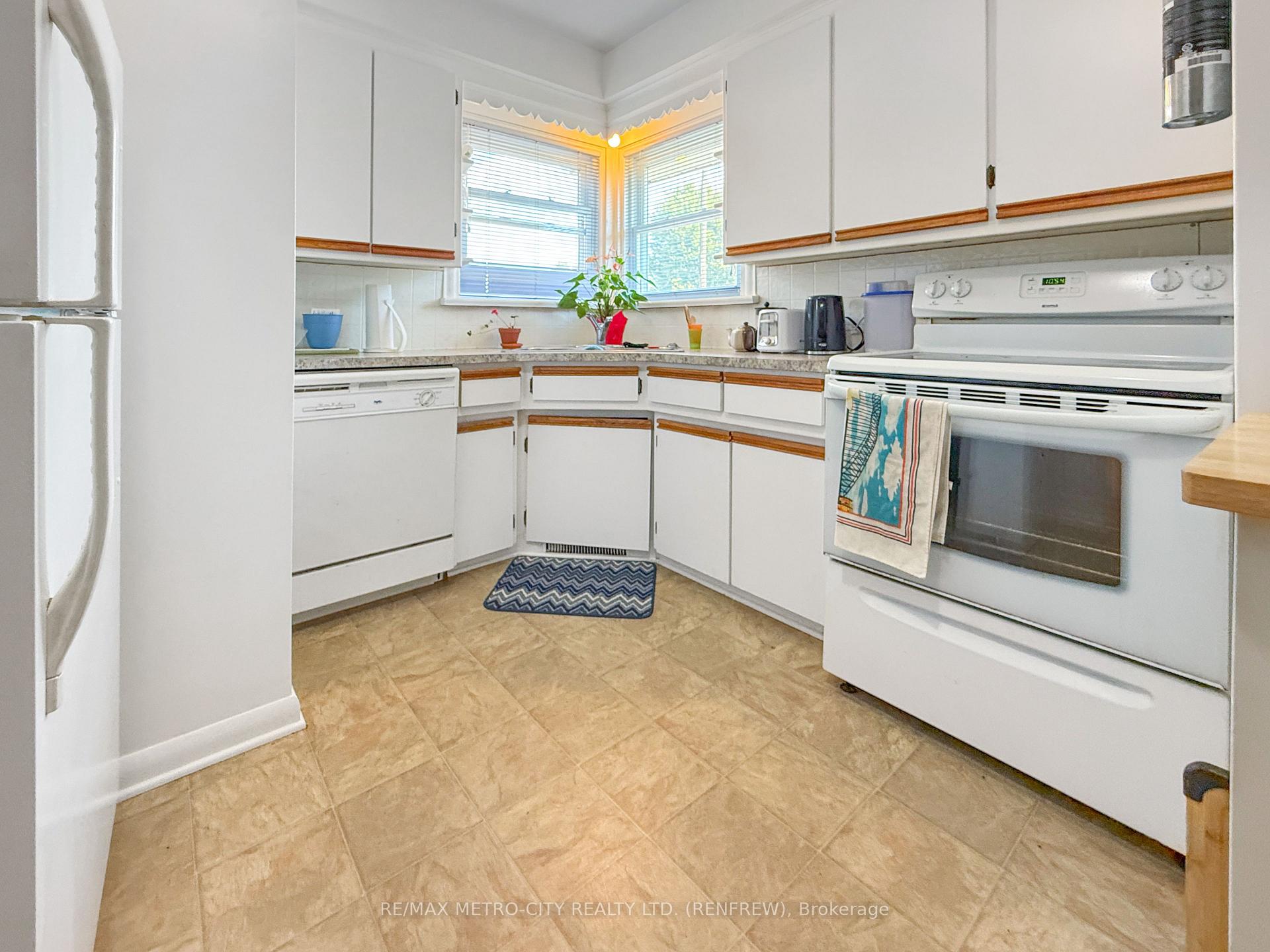 Photo 4 of 38 Francis Street S, Renfrew — HOMEH